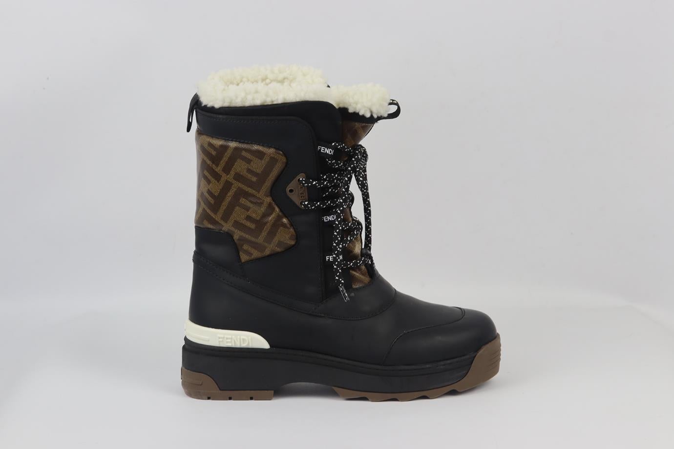 Fendi shearling lined ff logo jacquard canvas and rubber snow boots. Cream, brown and black. Lace up fastening at front. Does not come with dustbag or box. Size: EU 38.5 (UK 5.5, US 8.5). Insole: 9.7 in. Shaft: 8.6 in. Heel Height: 1.4 in. Very good