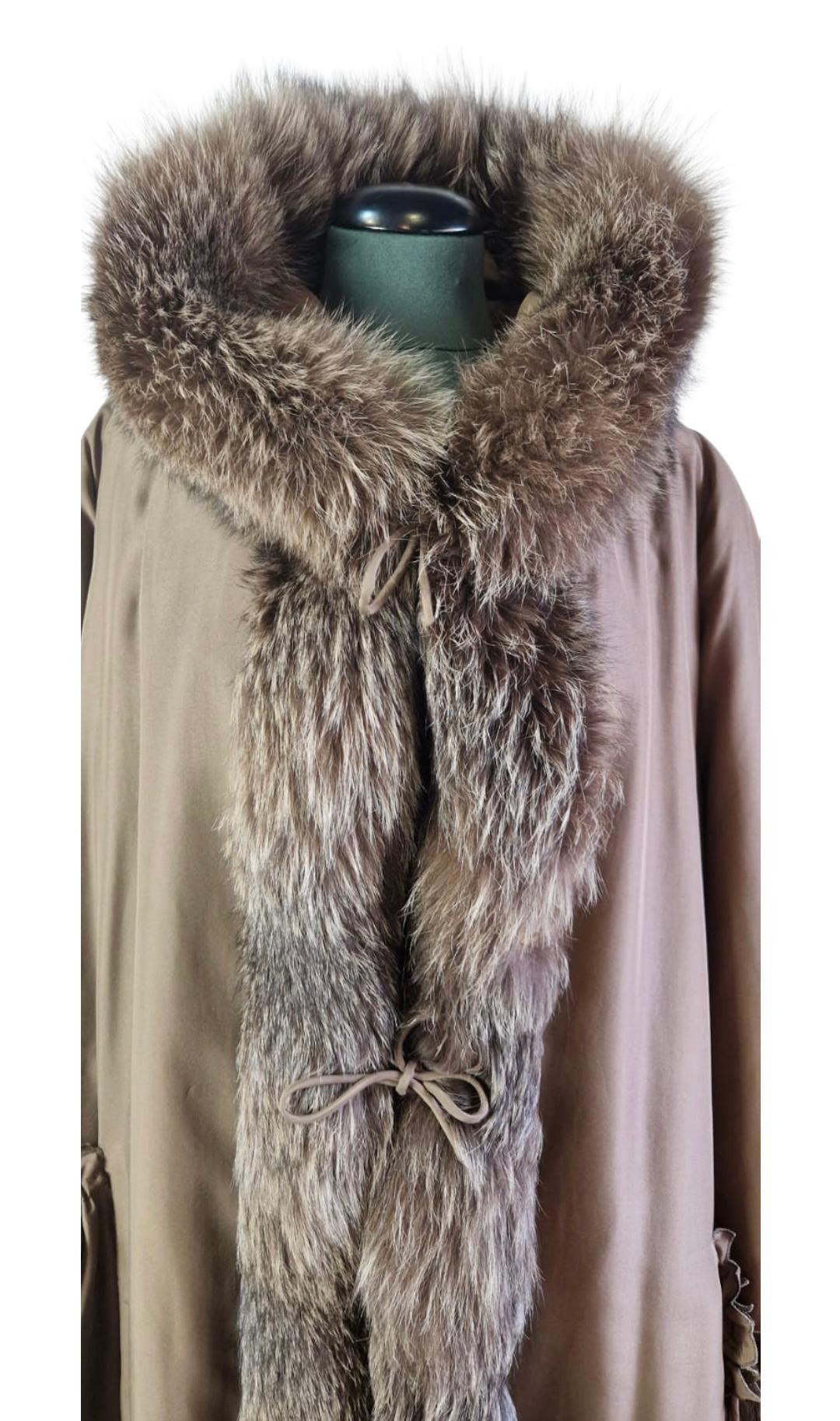 Fendi pearl grey silk coat with grey fox interior and collar with shades.Front closure with laces.  Shoulders 45 cm, sleeves 68 cm, length 110 cm and breast 68 cm.