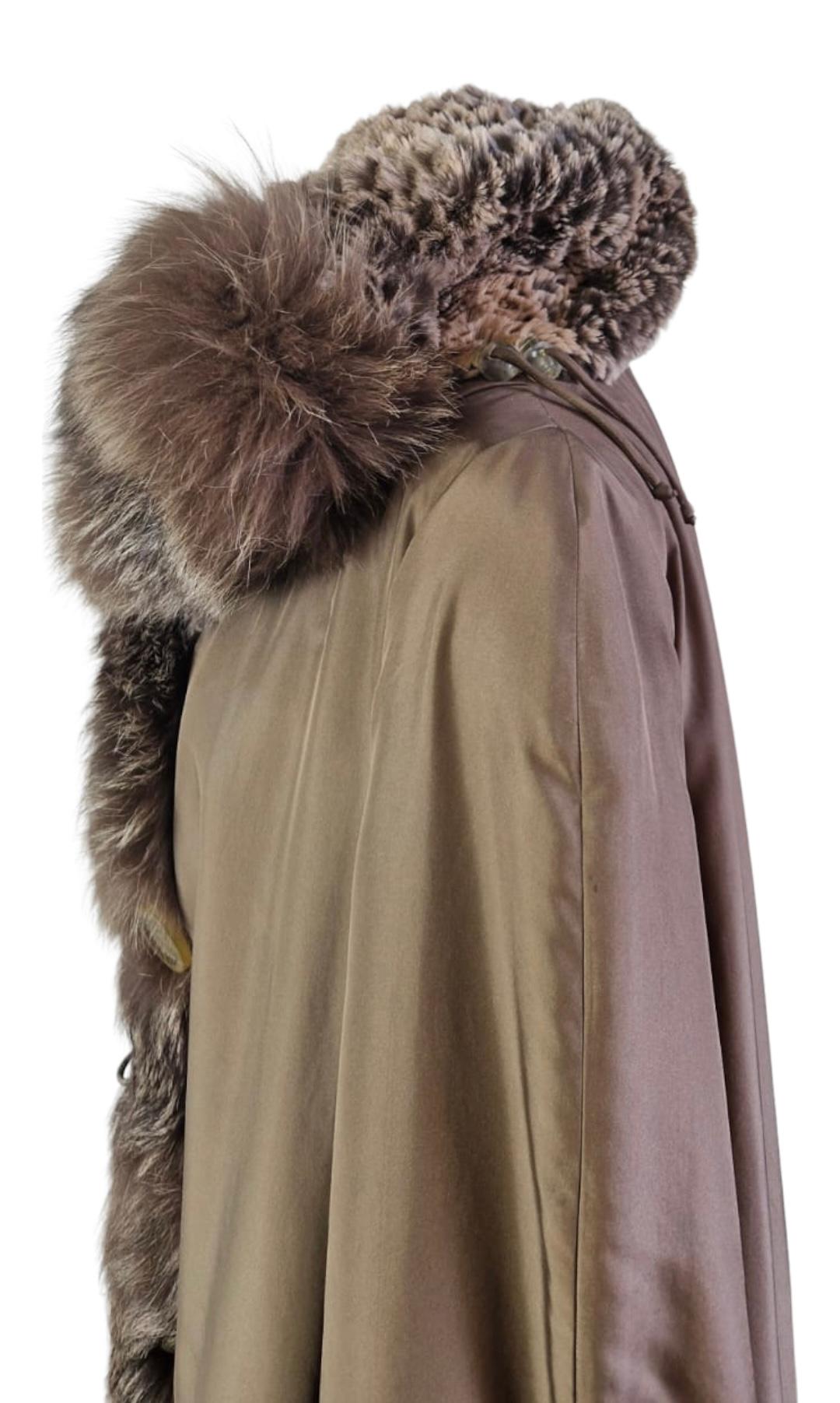 Fendi silk coat with fur interior. In Excellent Condition In Carnate, IT