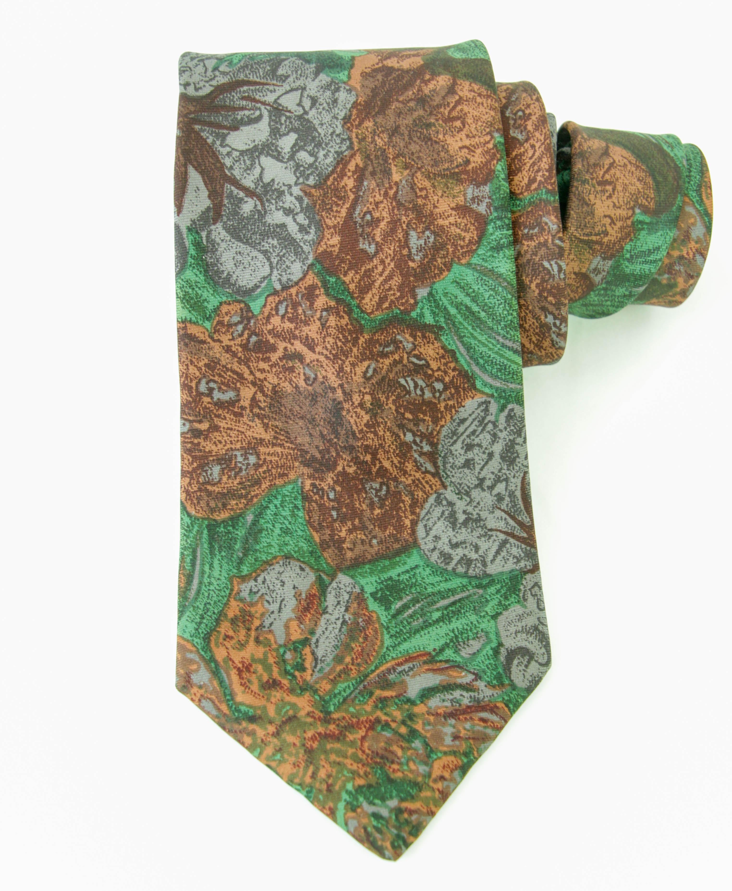 FENDI silk tie men dress necktie.
FENDI tie green and brown printed silk, hand made in Italy.
Fendi vintage green multicolored silk tie.
Dress luxury silk necktie designed by FENDI. 
Made in Italy.
100% silk Dry clean only.
Sky blue color silk