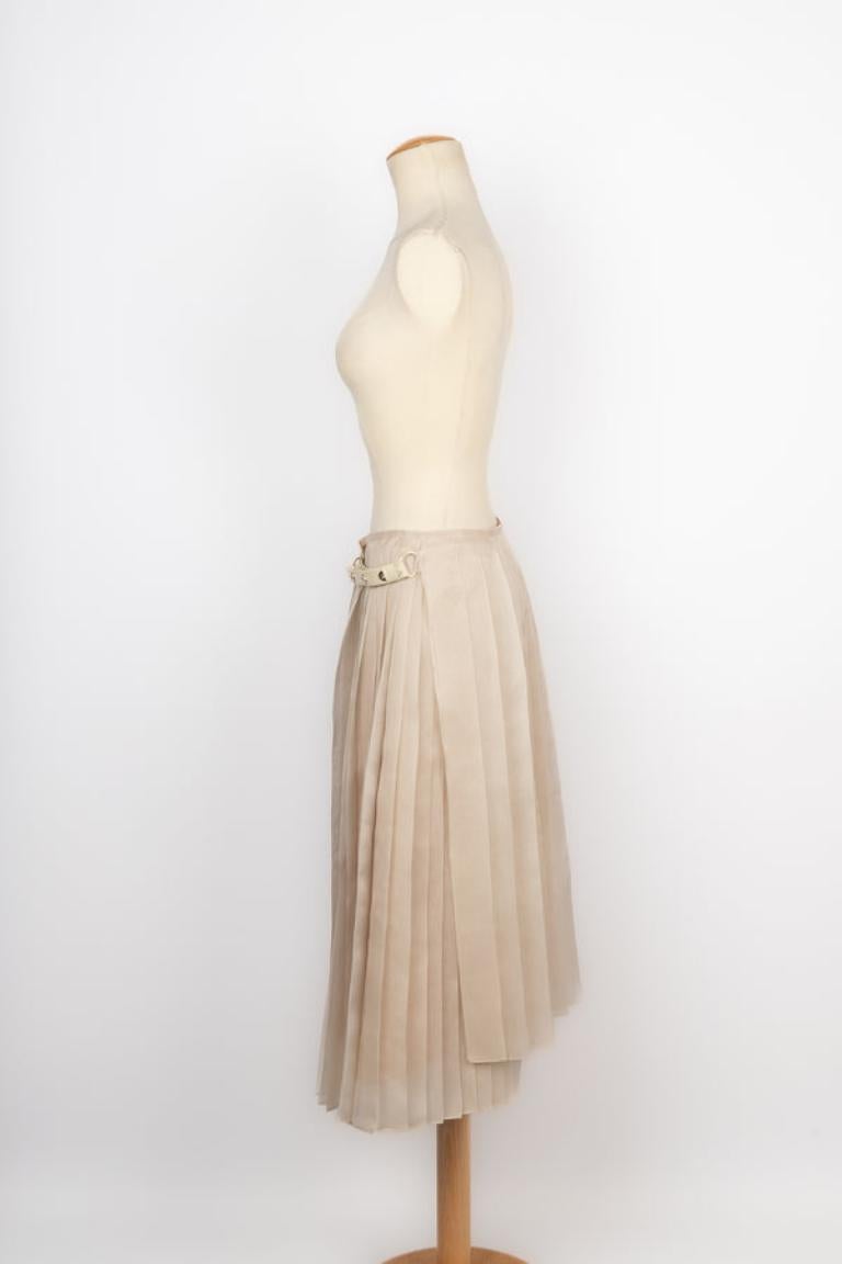 Fendi - (Made in Italy) Silk pleated skirt with beige leather strips. Size 36FR.

Additional information: 
Condition: Very good condition
Dimensions: Waist: 32 cm - Length: 80 cm

Seller Reference: FJ120
