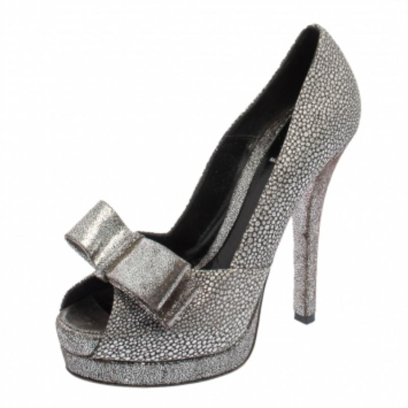 These exquisite pumps from Fendi are worth splurging on! Crafted from brocade fabric and textured leather, these silver Deco pumps flaunt peep toes with trendy bows on the uppers, and the 14 cm heels supported by platforms, are sure to lend your