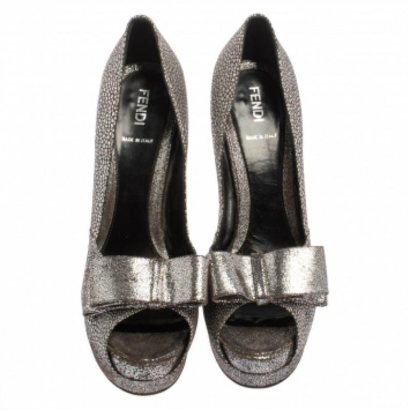 Fendi Silver Brocade Fabric and Leather Deco Bow Peep Toe Platform Pumps Size 38 In Good Condition For Sale In Dubai, Al Qouz 2