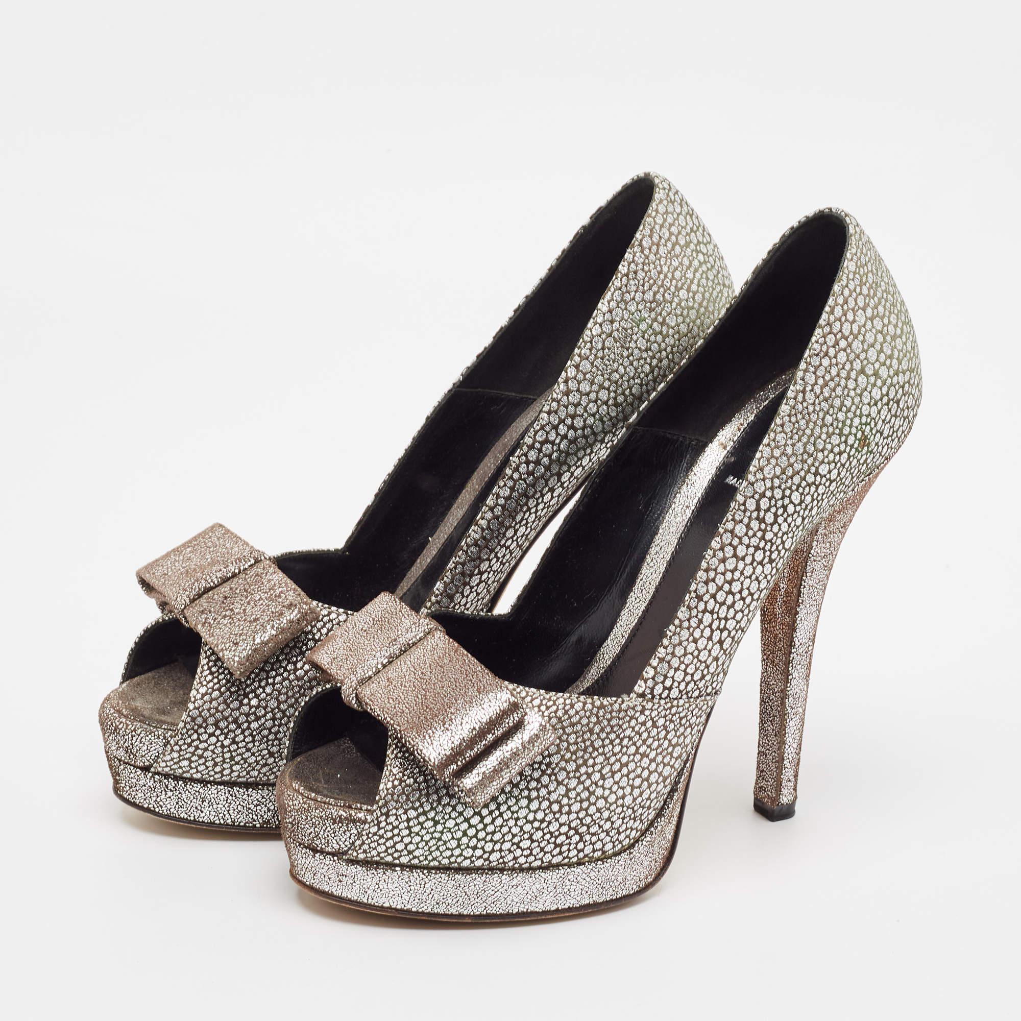 Setzen Sie mit diesen Designer-Pumps ein schickes Stil-Statement. Mit ihren robusten Absätzen und strapazierfähigen Sohlen sind sie perfekt für Ihre modischen Ausflüge