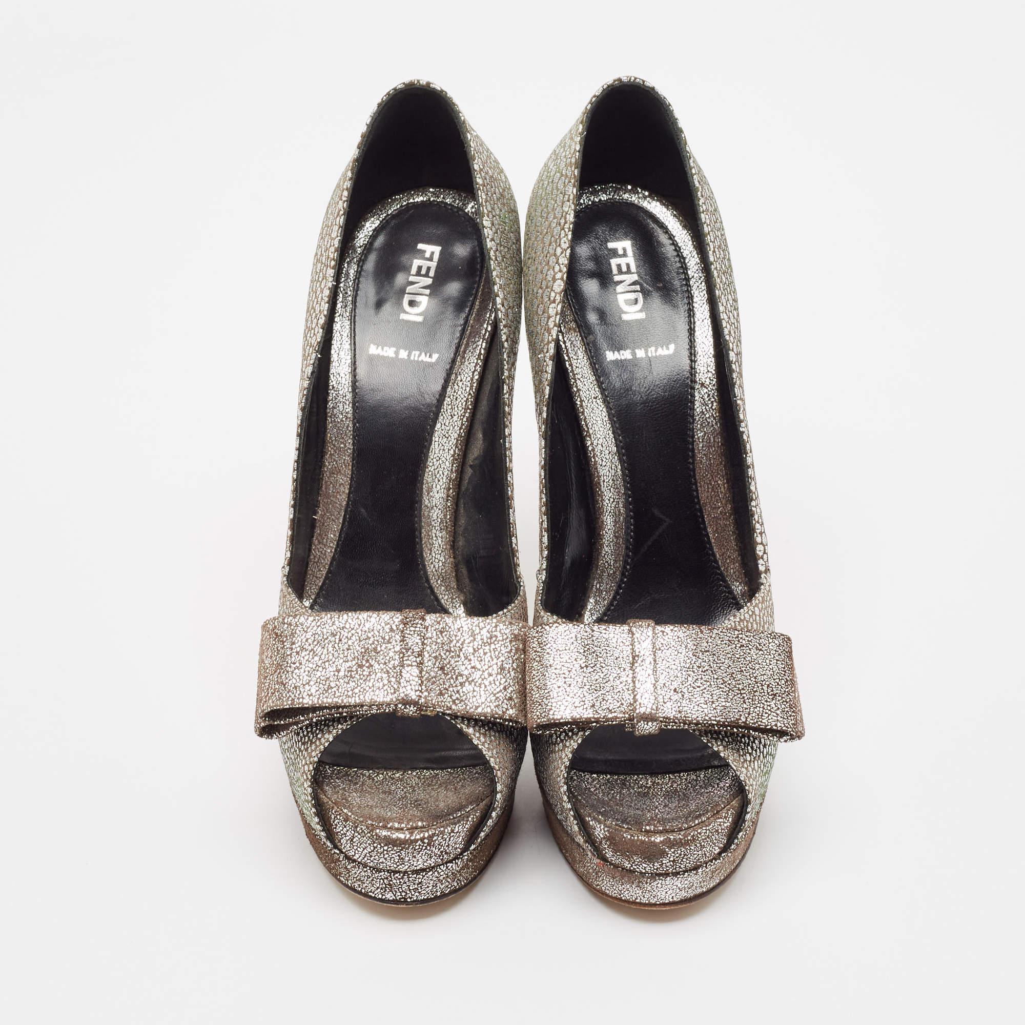 Fendi Silber/Braun Brokat Stoff Schleife Peep Toe Plateau Pumps Größe 38.5 (Grau) im Angebot