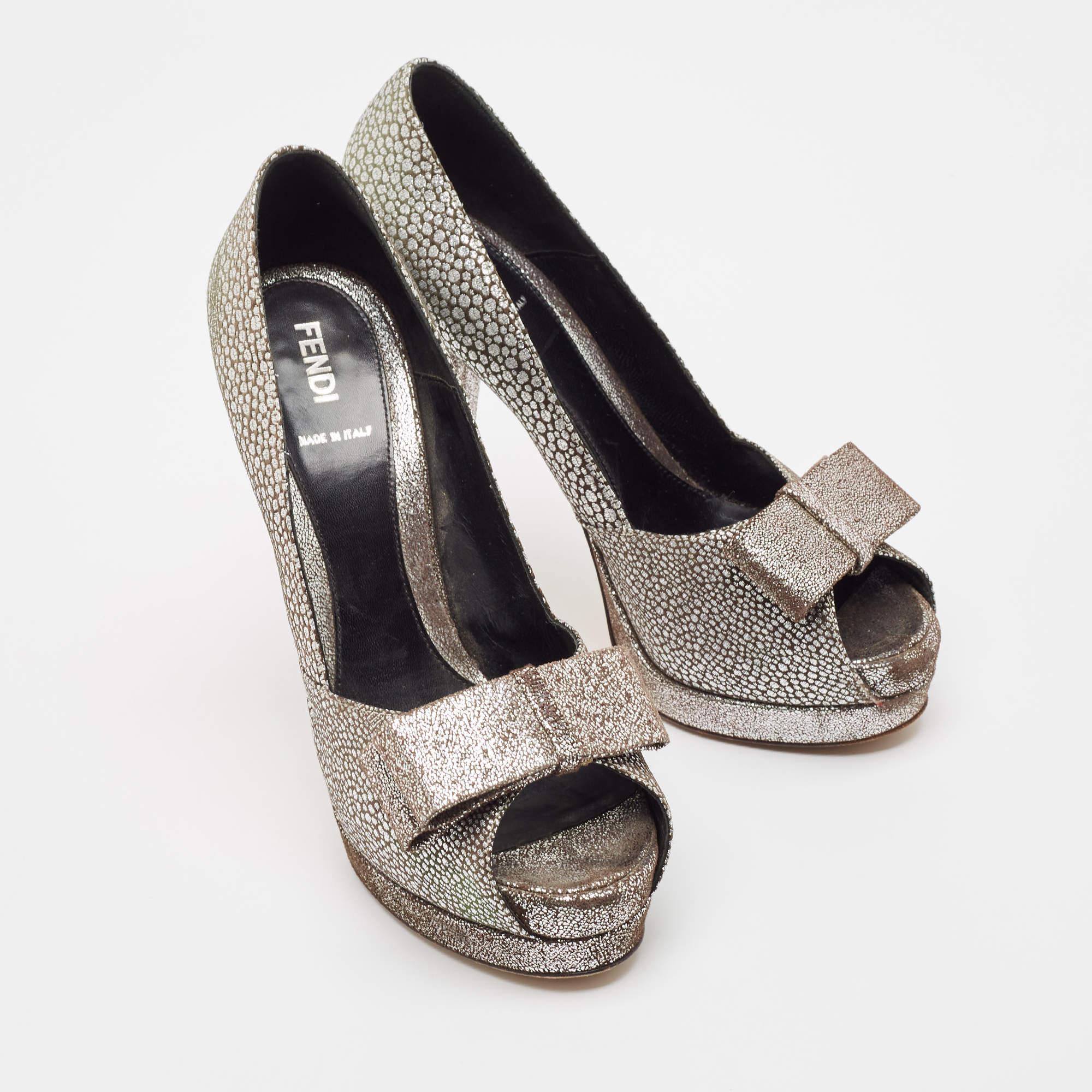Fendi Silber/Braun Brokat Stoff Schleife Peep Toe Plateau Pumps Größe 38.5 im Zustand „Gut“ im Angebot in Dubai, Al Qouz 2