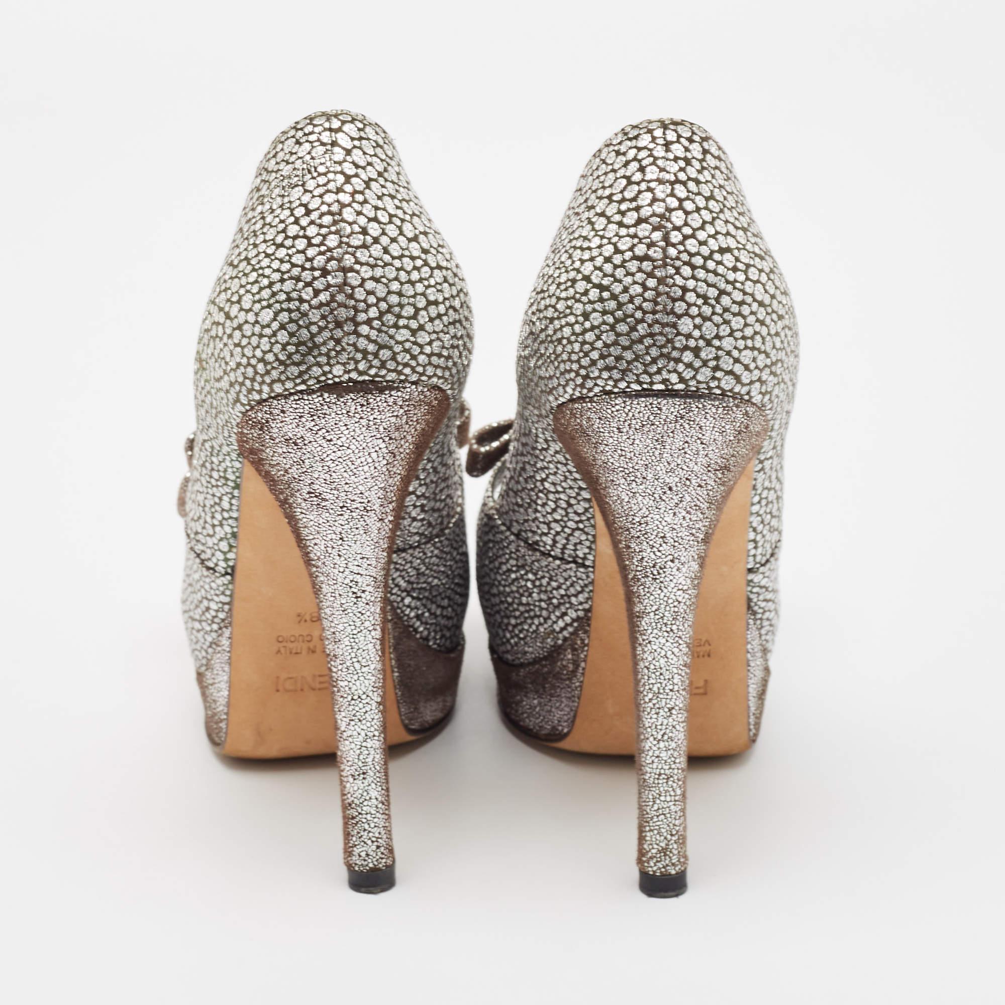 Fendi Silber/Braun Brokat Stoff Schleife Peep Toe Plateau Pumps Größe 38.5 Damen im Angebot