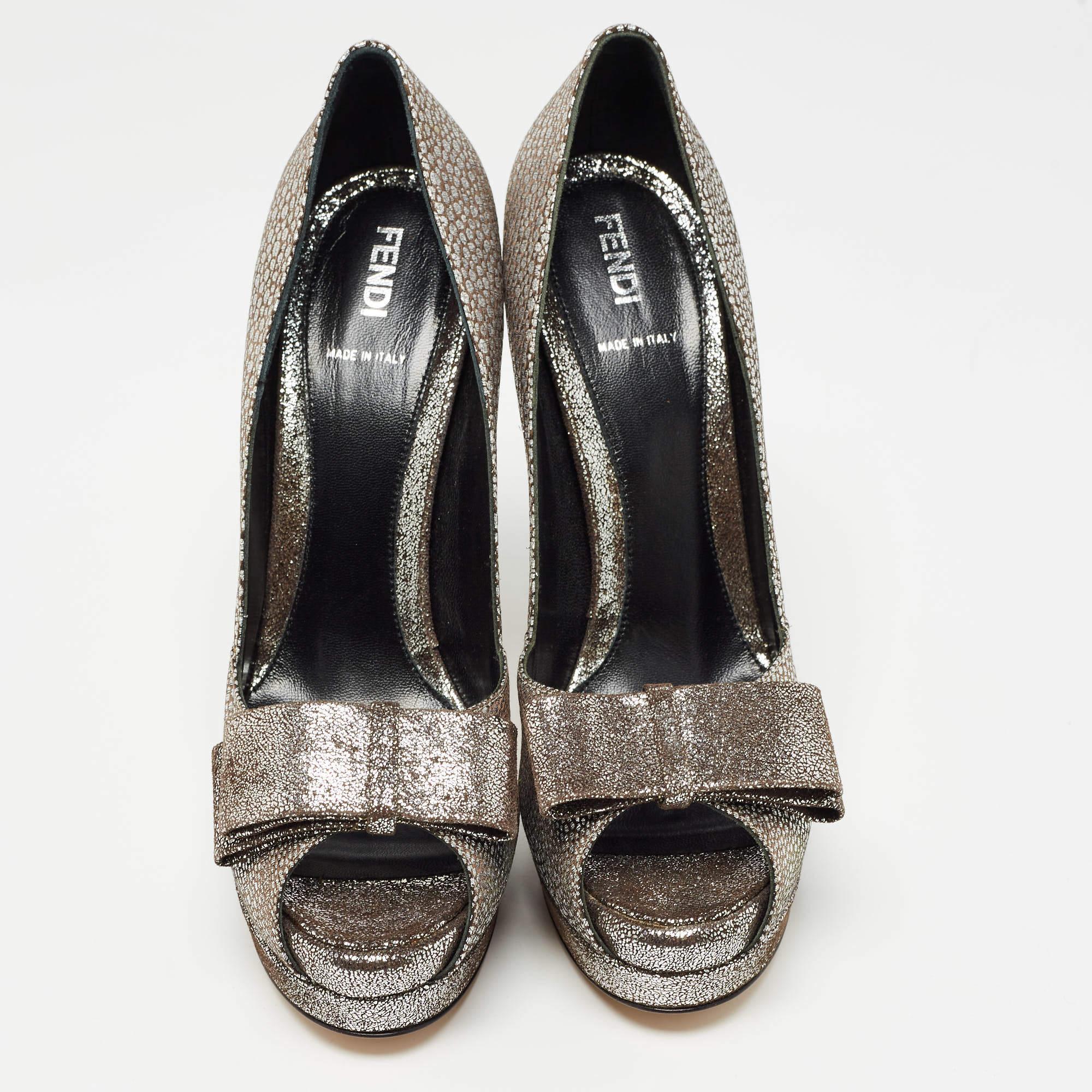 Noir Fendi escarpins à bout ouvert en tissu brocart et daim avec nœud argenté/gris, taille 40 en vente