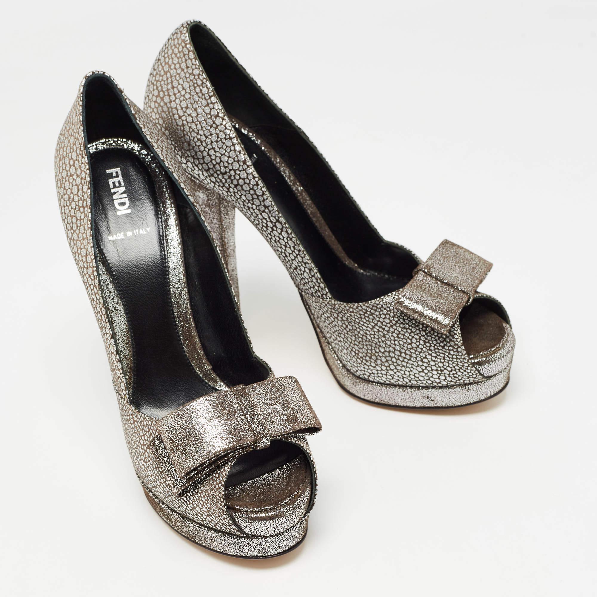 Fendi escarpins à bout ouvert en tissu brocart et daim avec nœud argenté/gris, taille 40 Excellent état - En vente à Dubai, Al Qouz 2