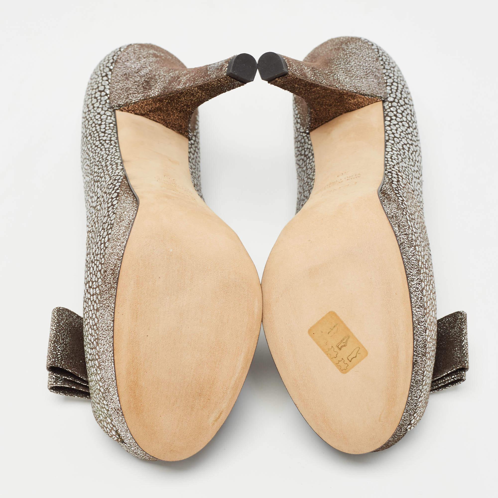 Fendi escarpins à bout ouvert en tissu brocart et daim avec nœud argenté/gris, taille 40 en vente 1