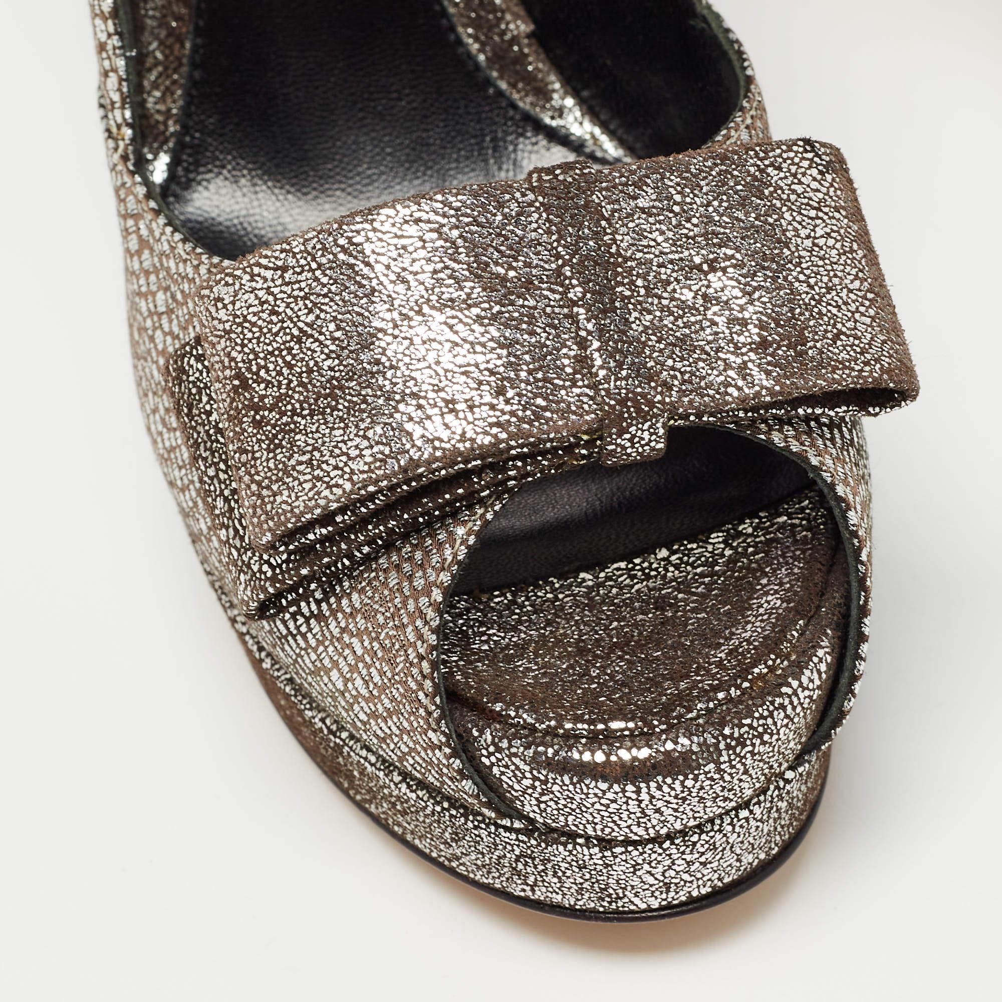 Fendi escarpins à bout ouvert en tissu brocart et daim avec nœud argenté/gris, taille 40 en vente 3