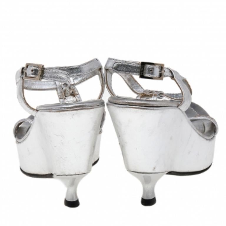 This pair of stunning sandals by Fendi is stylish and gorgeous. They come made from sequins and leather in a classy shade of silver and are designed with open toes and 4 cm heels accented with low, slim heels. This pair of sandals is sure to get