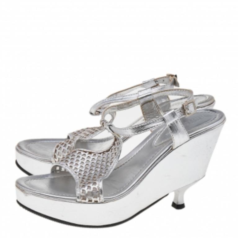 Fendi Silver Leather Ankle Strap Sandals Size 37 In Fair Condition In Dubai, Al Qouz 2
