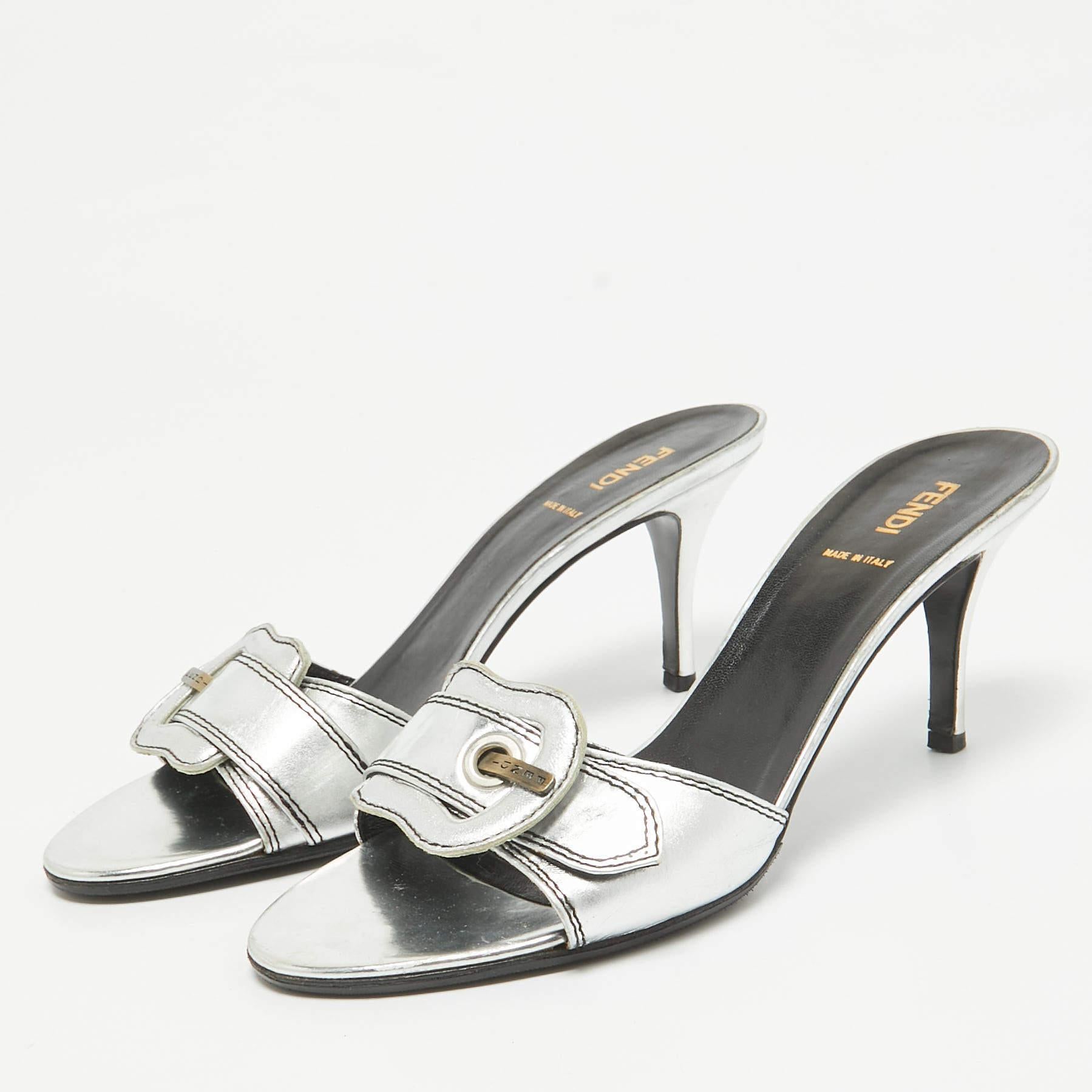 These sandals will frame your feet in an elegant manner. Crafted from quality materials they display a classy design and comfortable insoles.
