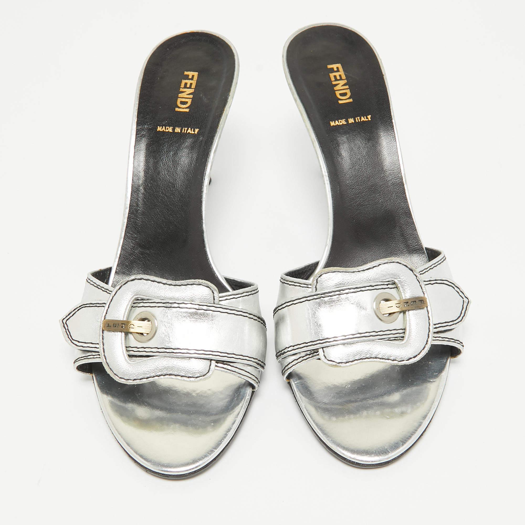 Fendi Silver Leather B Buckle Slide Sandals Size 39.5 In Good Condition In Dubai, Al Qouz 2