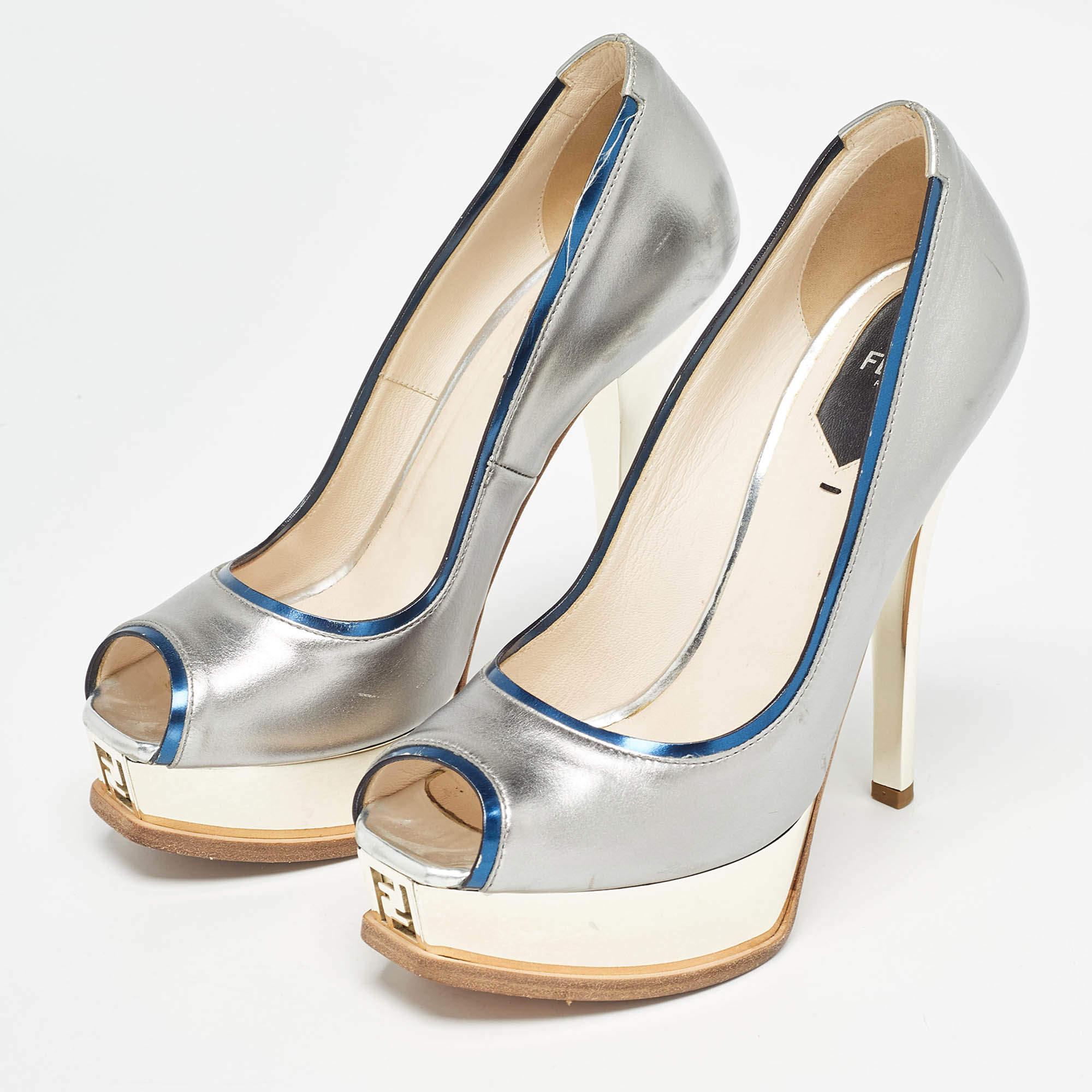 Les escarpins Fendista sont indémodables et allient classicisme et modernité. Confectionnée en cuir, cette paire de Fendi est dotée de peep toes et de talons de 15 cm robustes et de la signature de la marque sur le devant. Cette paire fabuleuse vous