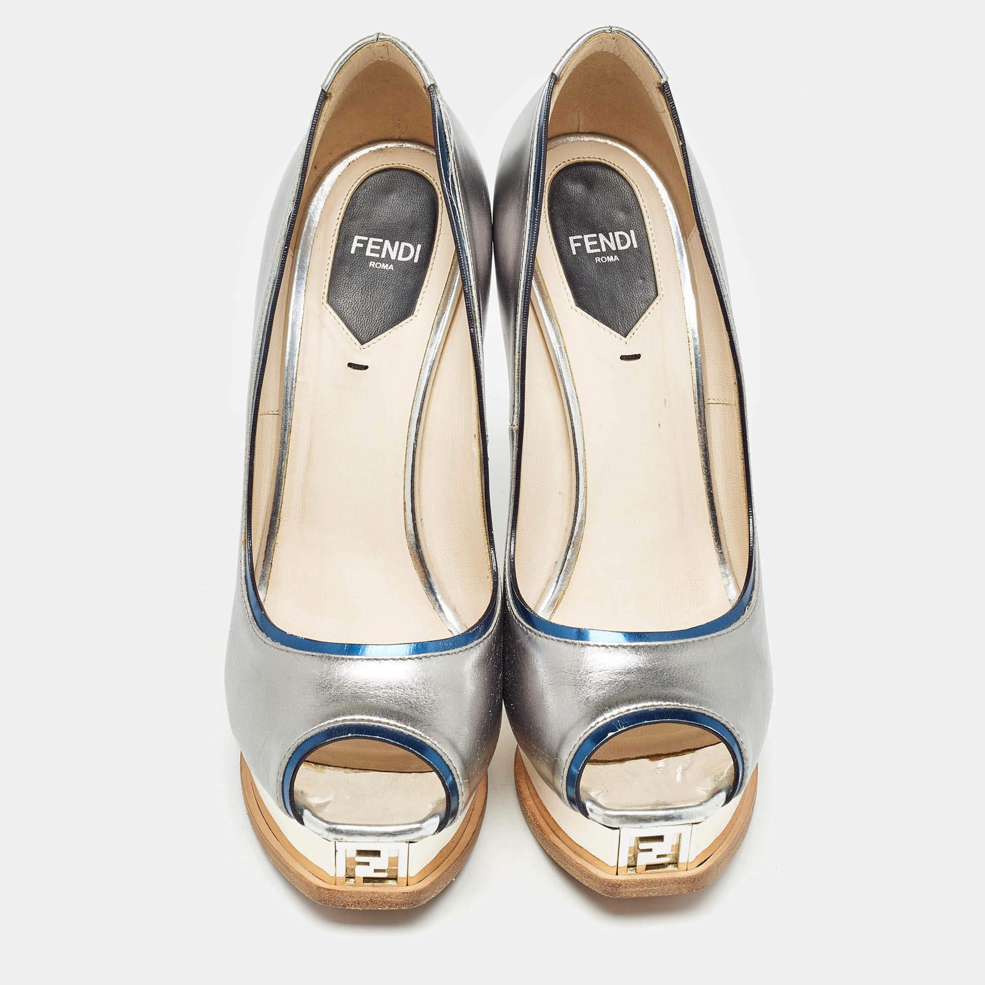 Fendi Escarpins Fendista à bout ouvert en cuir argenté, taille 38 Bon état - En vente à Dubai, Al Qouz 2