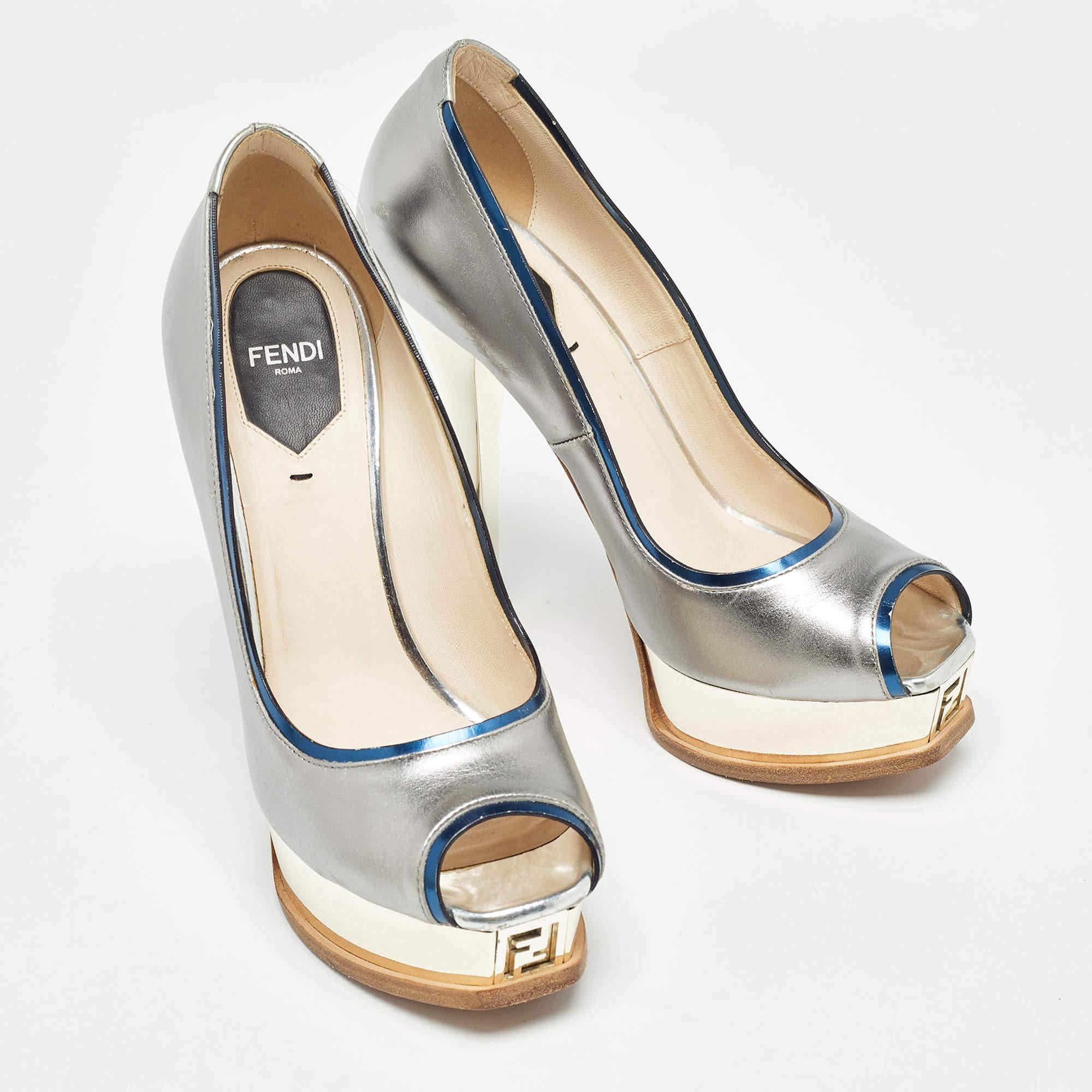 Fendi Escarpins Fendista à bout ouvert en cuir argenté, taille 38 Pour femmes en vente
