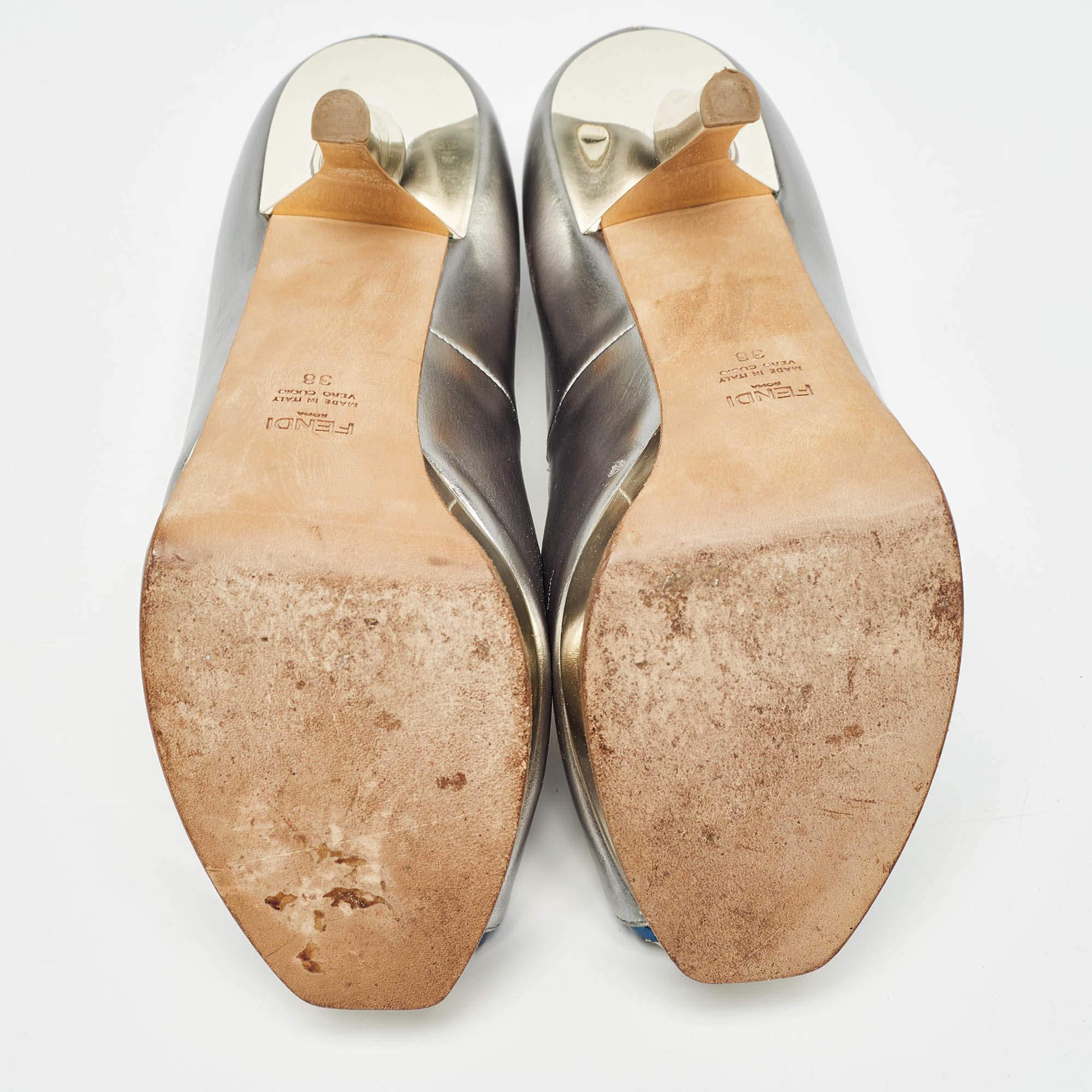Fendi Escarpins Fendista à bout ouvert en cuir argenté, taille 38 en vente 2