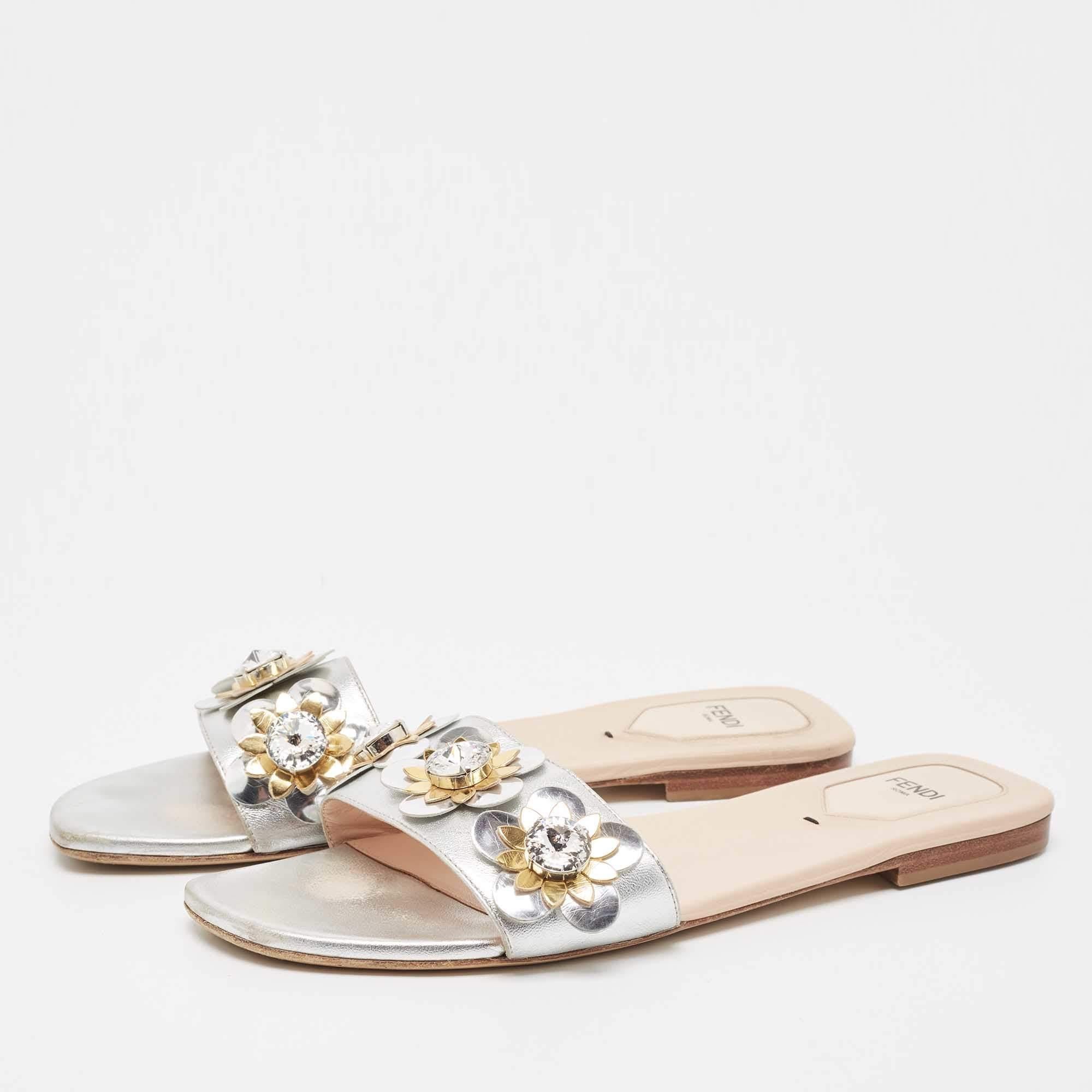 Frame your feet with these Fendi flat slides in silver. Created using the best materials, the flats are perfect with short, midi, and maxi hemlines.

