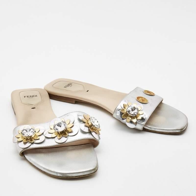 Fendi Silver Leather Flowerland Flat Slides Size 40.5 In Fair Condition For Sale In Dubai, Al Qouz 2