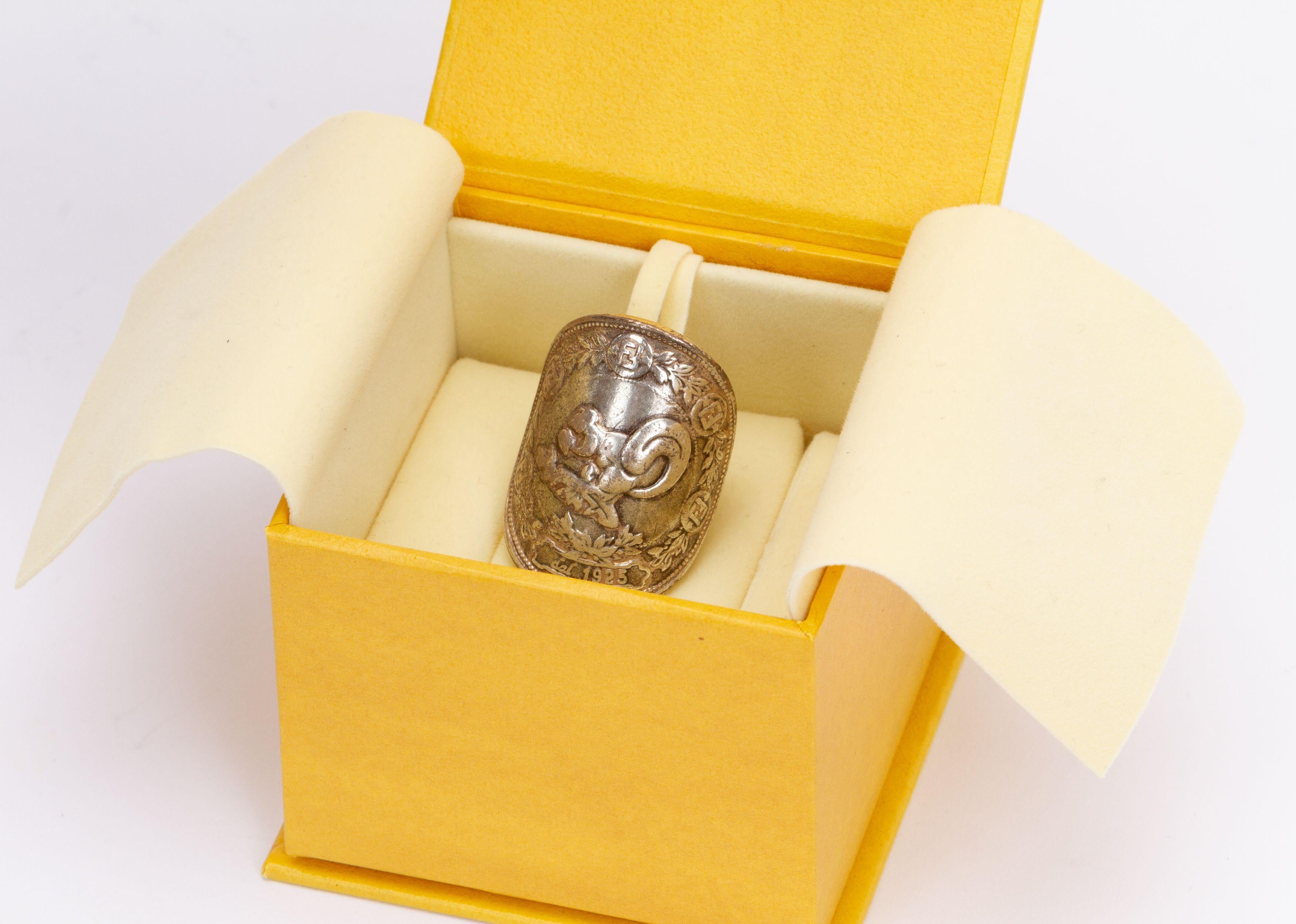 Fendi silver tone ring with features on top of it the painting of a squirrel. This piece has a width of 1' and it is new. Size 6. It includes the original box.