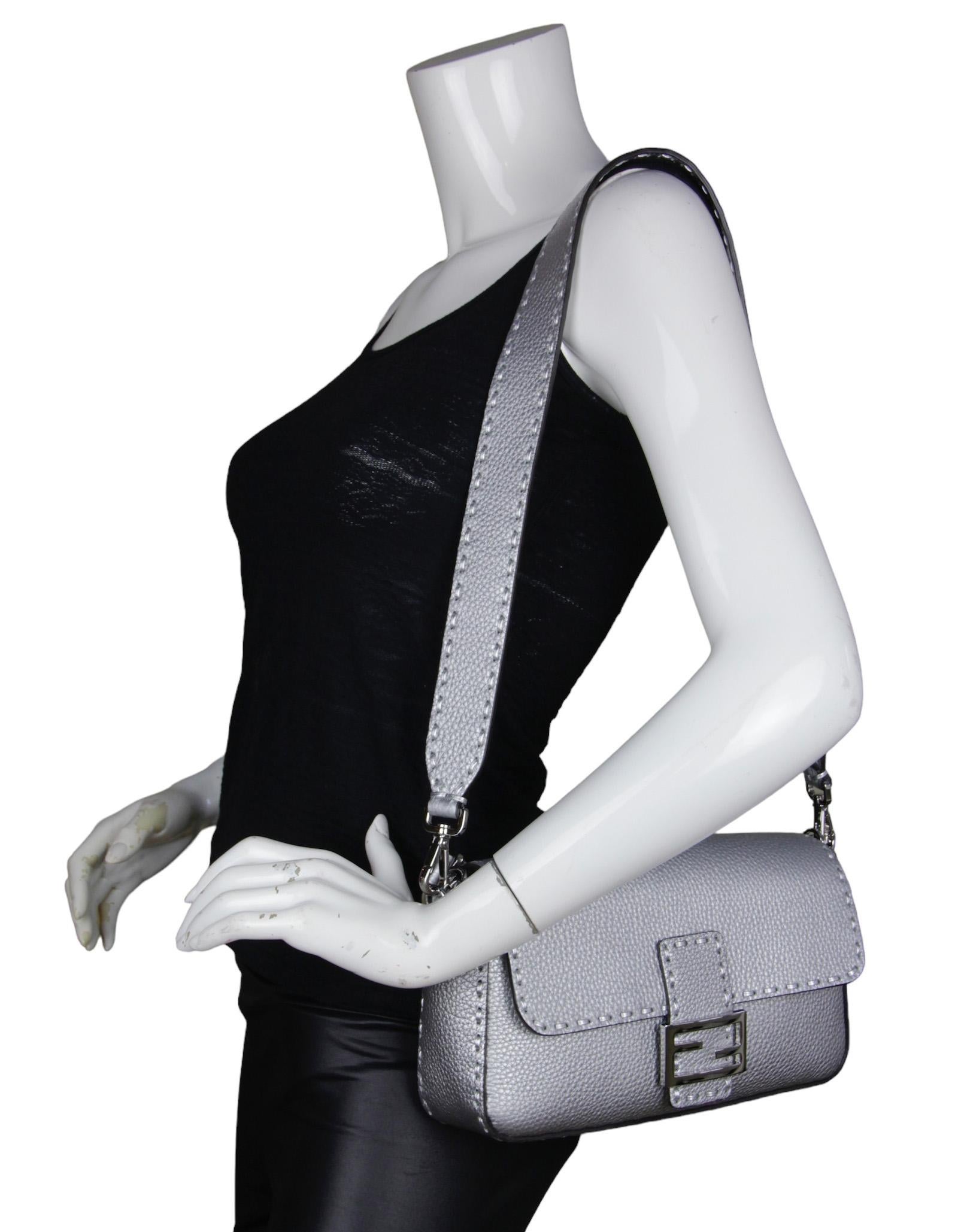 Fendi - Sac baguette en cuir Selleria argenté avec surpiqûres surdimensionnées

Fabriqué en : Italie
Année de production : 2023-2024
Couleur : Argent
Matériel :
MATERIAL : Cuir Selleria
Doublure : Textile
Fermeture/ouverture : Couvercle à rabat avec
