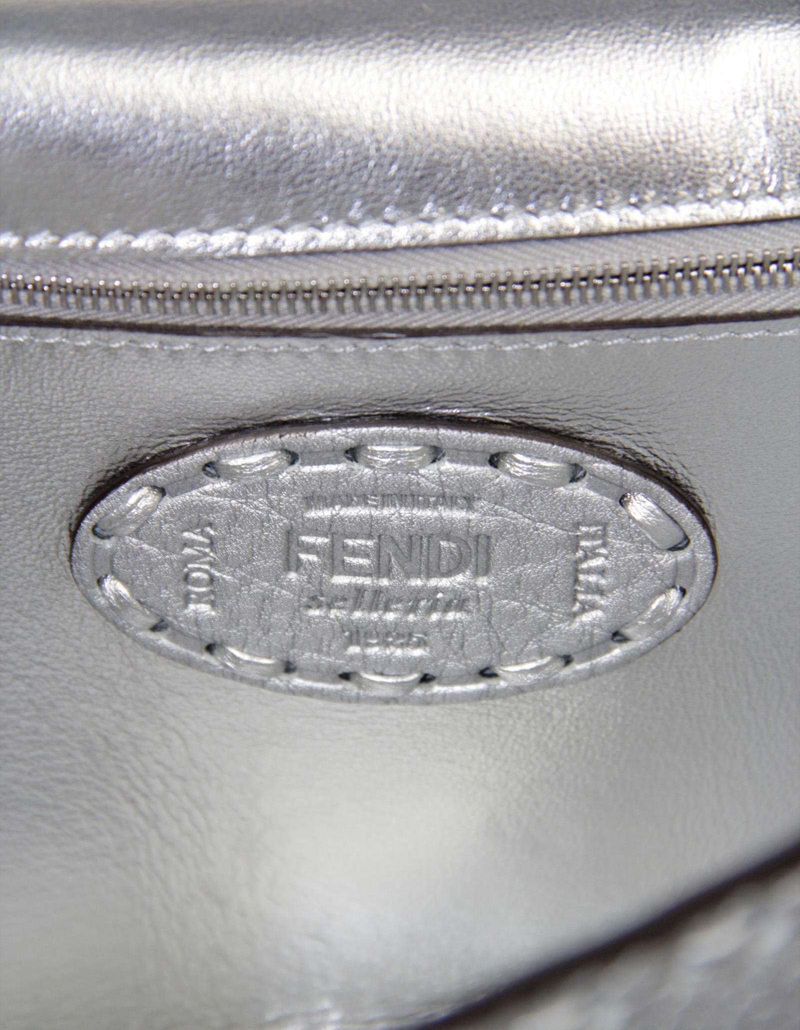 Fendi Silver Selleria sac baguette avec surdimensionnement surdimensionné, 3980 $ 5