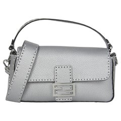 Fendi Silver Selleria sac baguette avec surdimensionnement surdimensionné, 3980 $