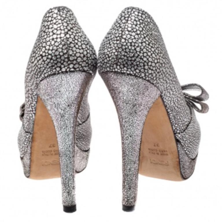 Fendi Silver Textured Fabric Bow Peep Toe Pumps Size 37 In Good Condition For Sale In Dubai, Al Qouz 2