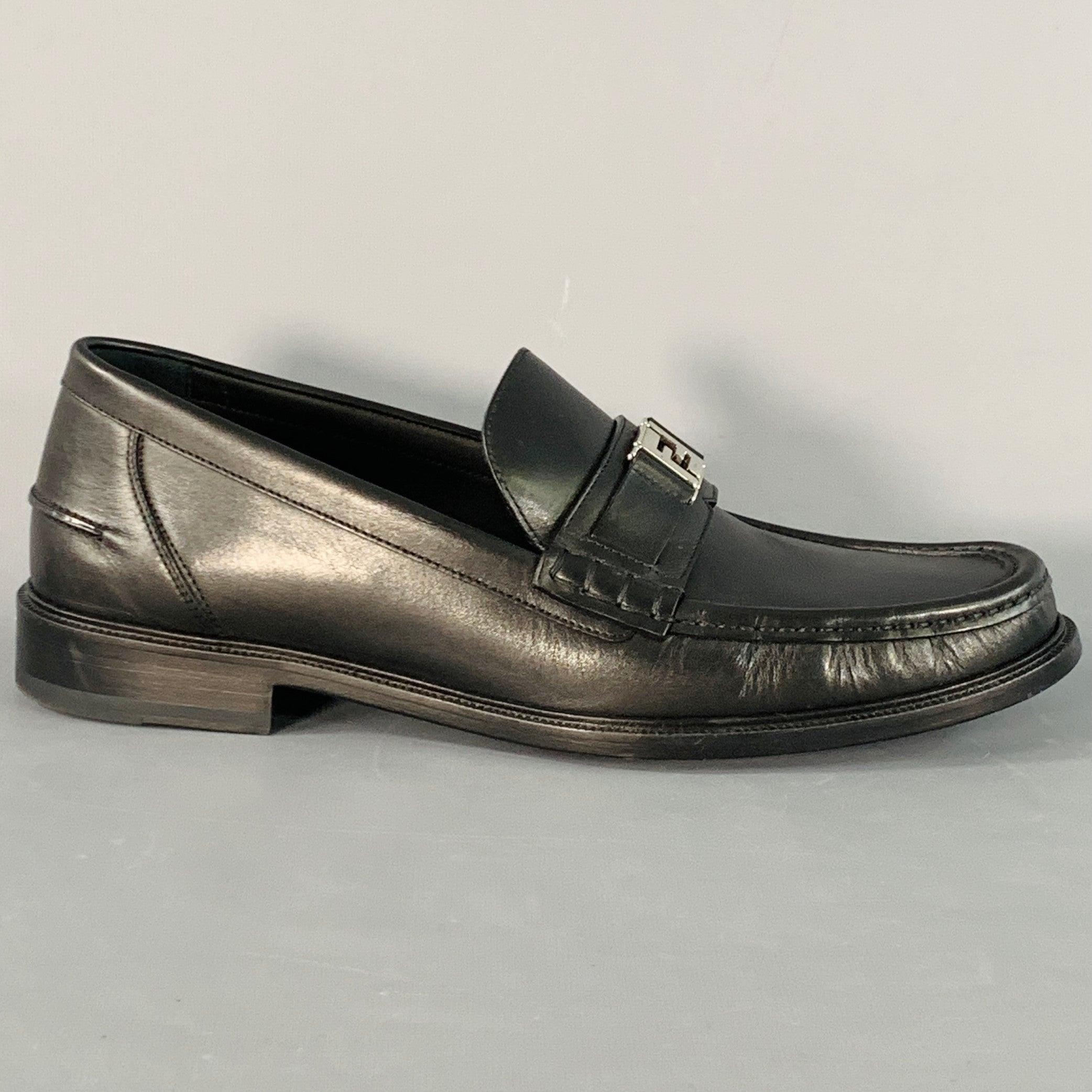 FENDI Halbschuhe
aus schwarzem Kalbsleder mit silberfarbener Metallschnalle mit FF-Monogramm, Monogrammsohle aus Gummi und Schlupfverschluss. Kommt mit box.Very Good Pre-Owned Condition. 

Markiert:   7D 1601 12Außensohle: 12,5 x 4,25 Zoll 
  
  
