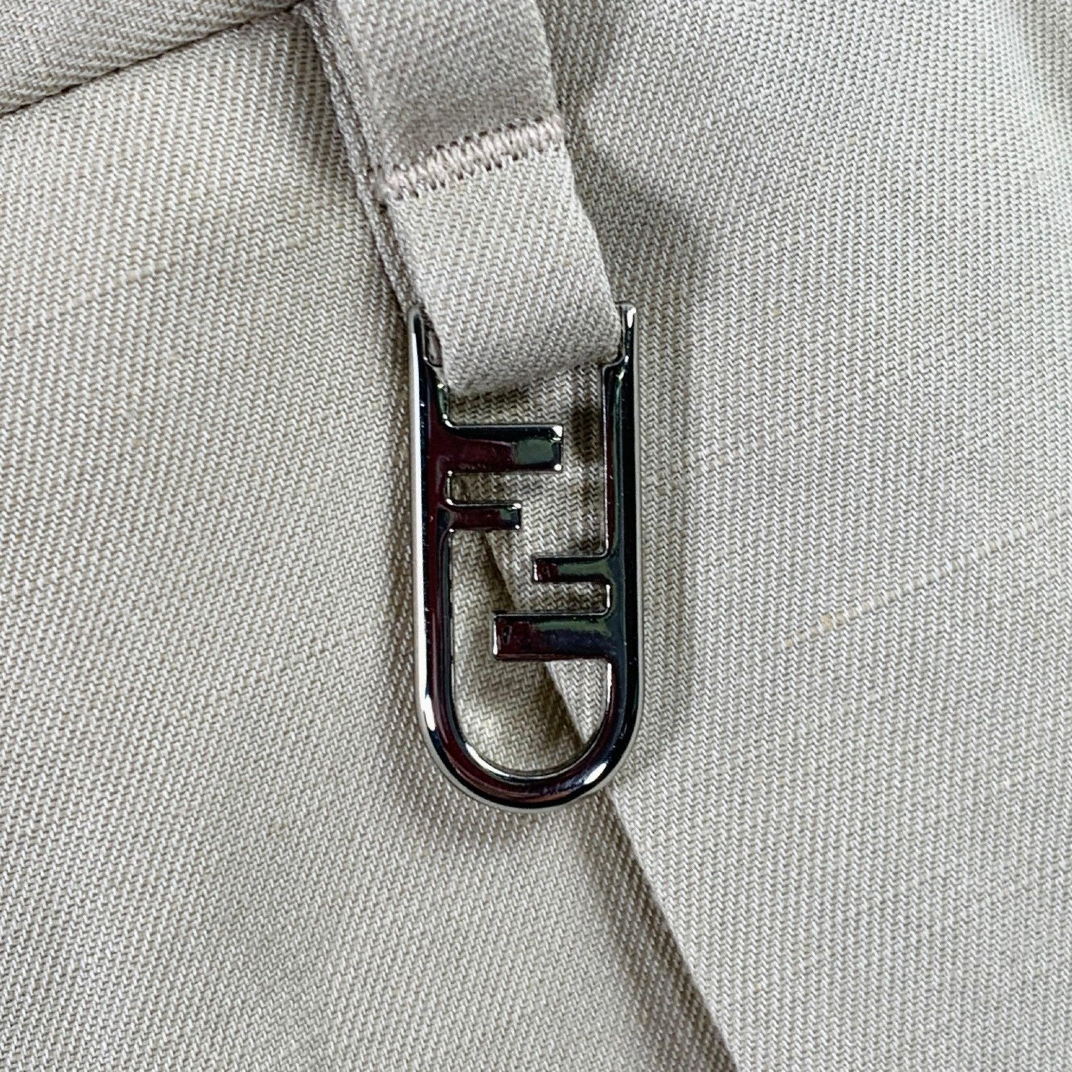 Pantalon décontracté FENDI
en lin mélangé kaki, avec un style plissé, un logo en métal argenté et une fermeture à glissière.Excellent état d'occasion. 

Marqué :   IT 52 

Mesures : 
  Taille : 36 pouces Taille : 10.5 pouces Entrejambe : 32 pouces 

