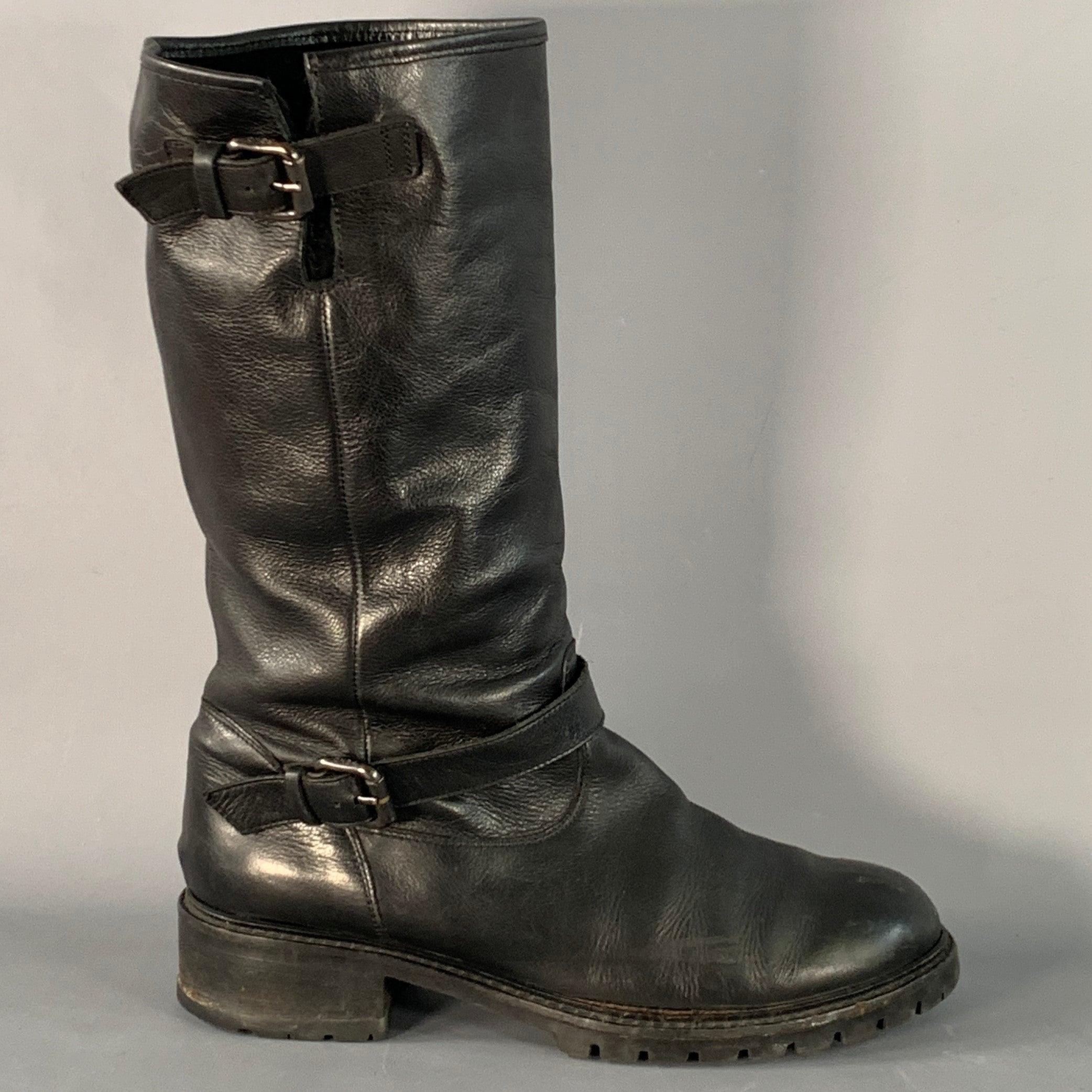 Botas FENDI
en piel negra con un acogedor forro de borreguillo, suela de goma y detalles de doble hebilla. Made in Italy. Buen estado de conservación. Rasguños moderados, arrugas moderadas, tal cual. 

Marcado:   IT 42 

Medidas: 
  Longitud: 11,25