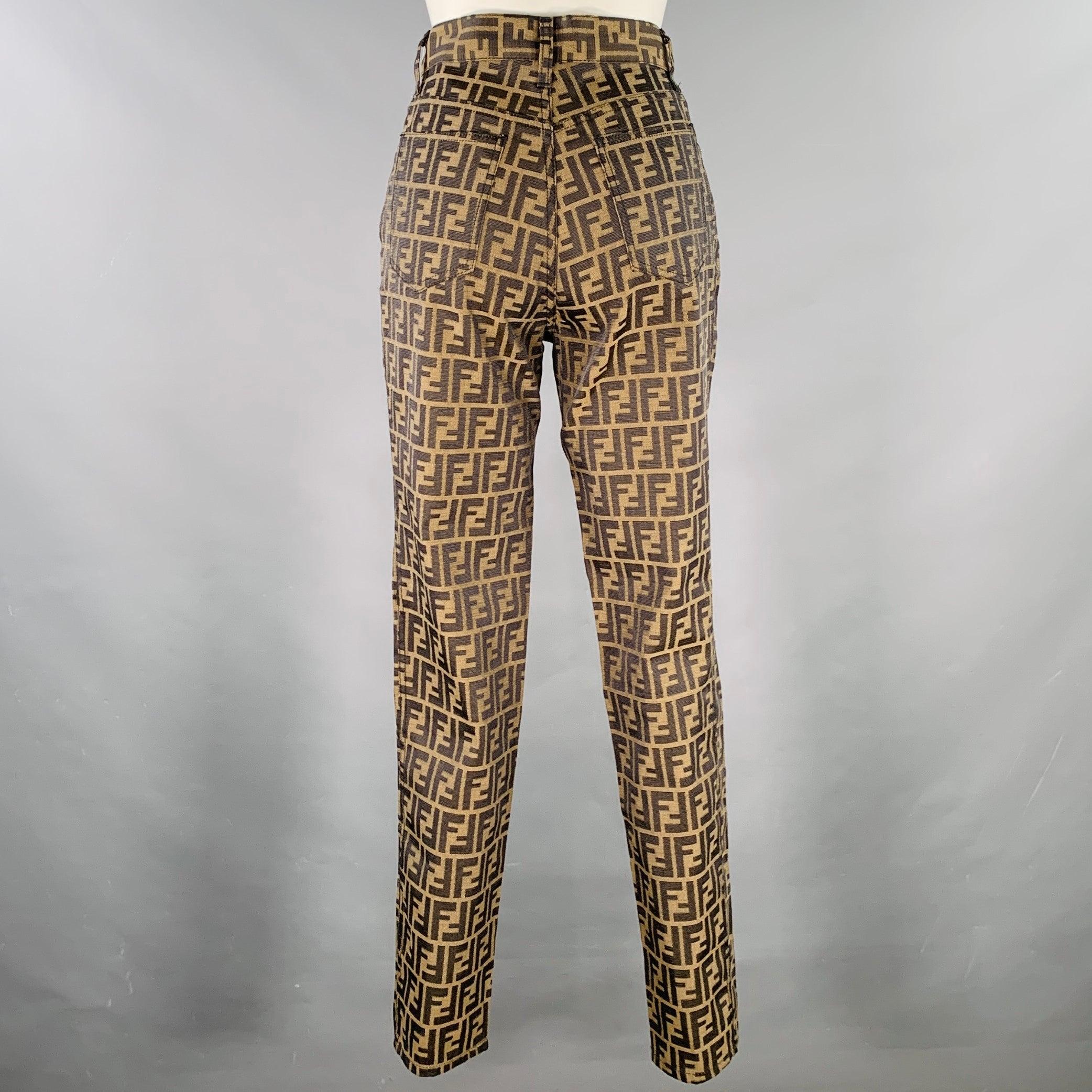 Jeans Vintage Fendi
en denim mélangé de polyester et de coton marron et noir, avec une taille haute, un motif Zucca sur toute la surface et une fermeture à glissière. Fabriqué en Italie. Excellent état. 

Marqué :   IT 41 

Mesures : 
  Taille : 25