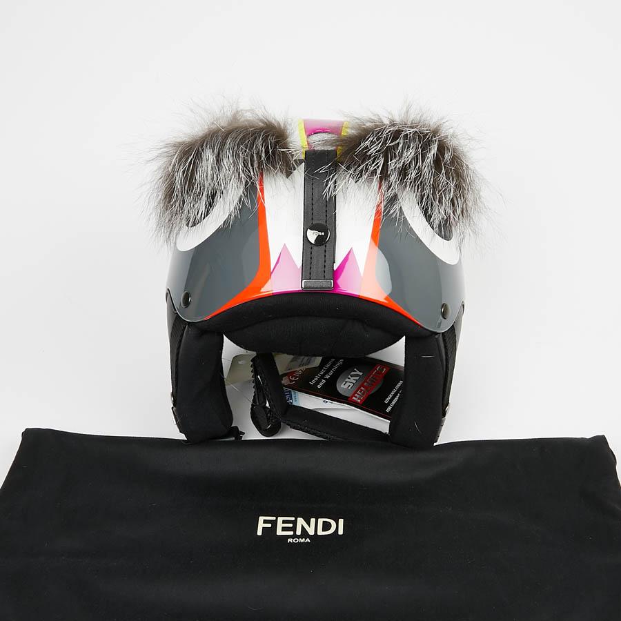Tribute to Karl Lagerfeld, who has worked for Maison Fendi since 1965.
Polymer helmet, multicolored, adjustable. Spy inspiration. It complies with and is approved by European standard E N 1077.2008 and 89/686. Its use is exclusively reserved for