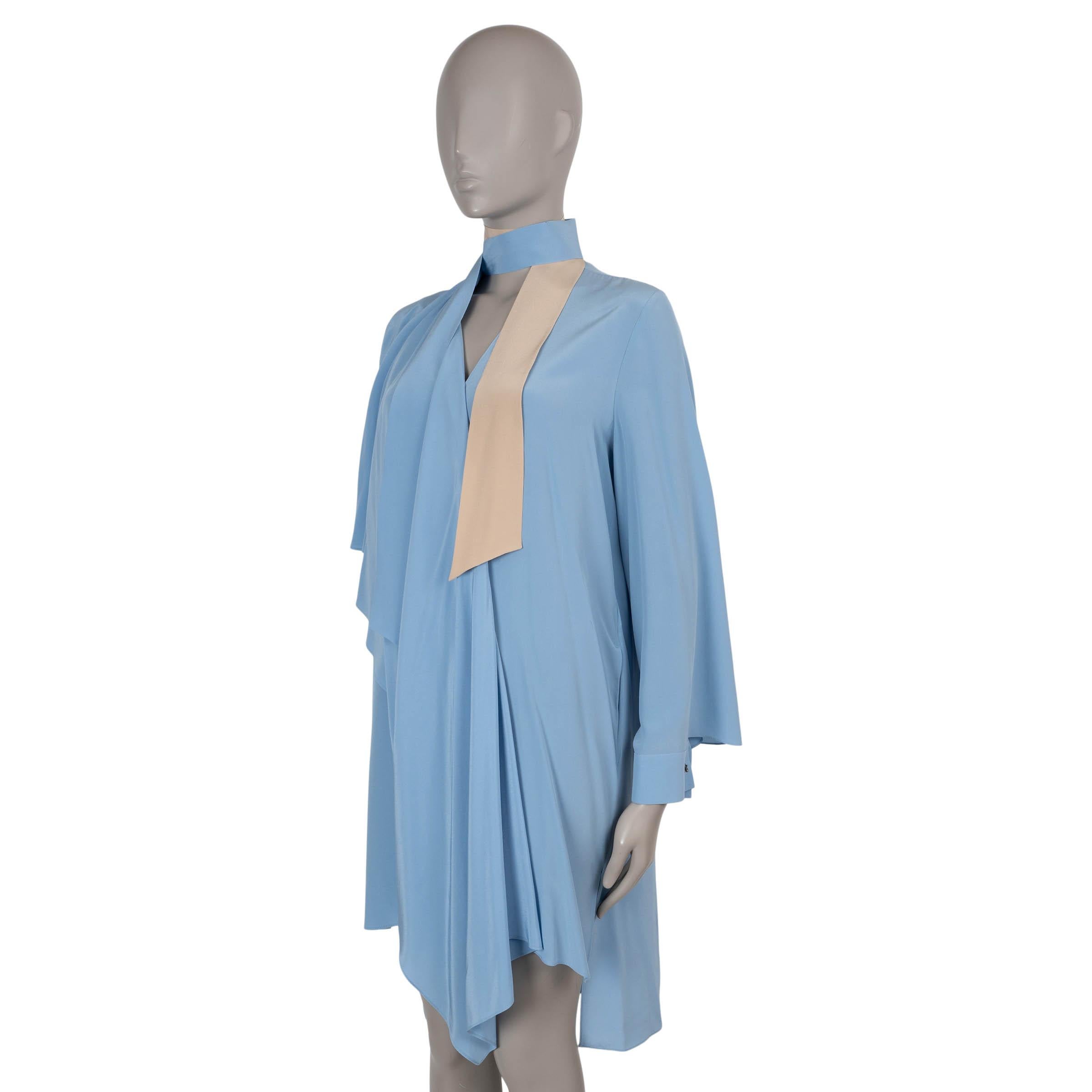 Questo abito 100% autentico di Fendi in crêpe de chine di seta blu cielo (100%) è una raffinata dichiarazione di fluida eleganza. Con una silhouette rilassata e una lunghezza mini, presenta uno scollo a V accentuato da una sciarpa fluente con fodera