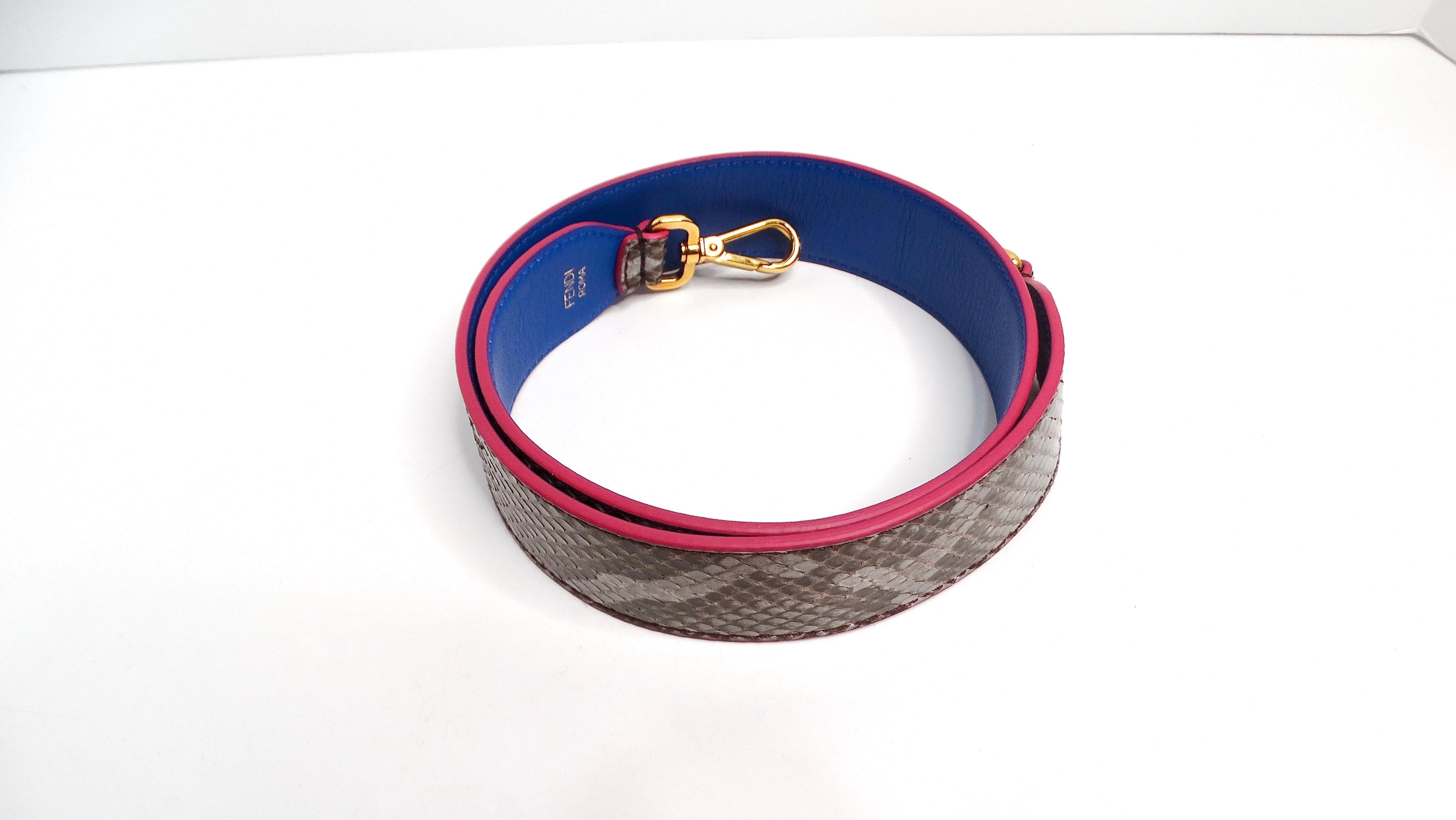 Borsa Fendi in pelle di serpente bicolore blu e fuschia con tracolla in vendita 2
