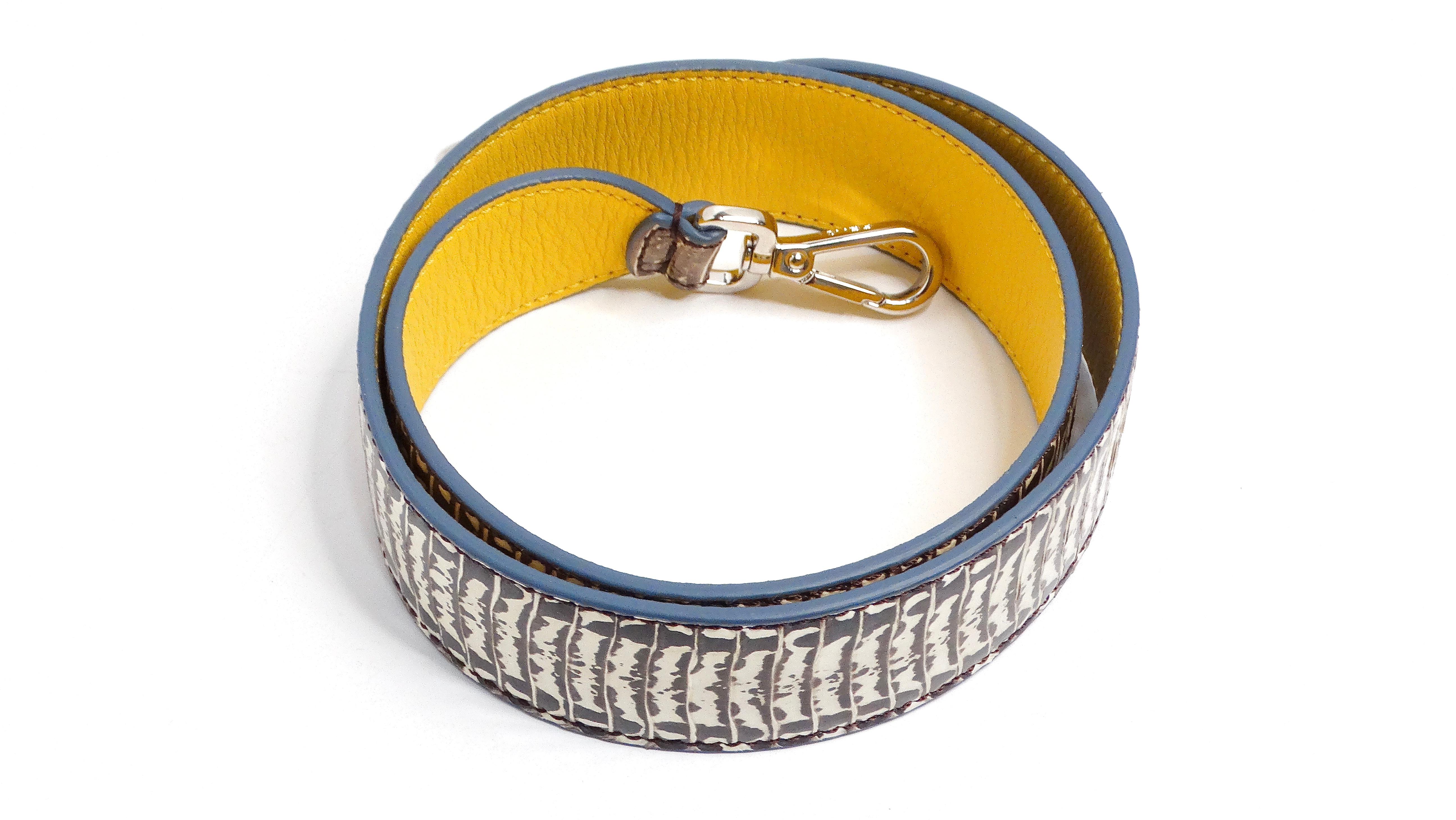 Borsa Fendi con tracolla in pelle di serpente bicolore giallo e blu-grigio In condizioni buone in vendita a Scottsdale, AZ