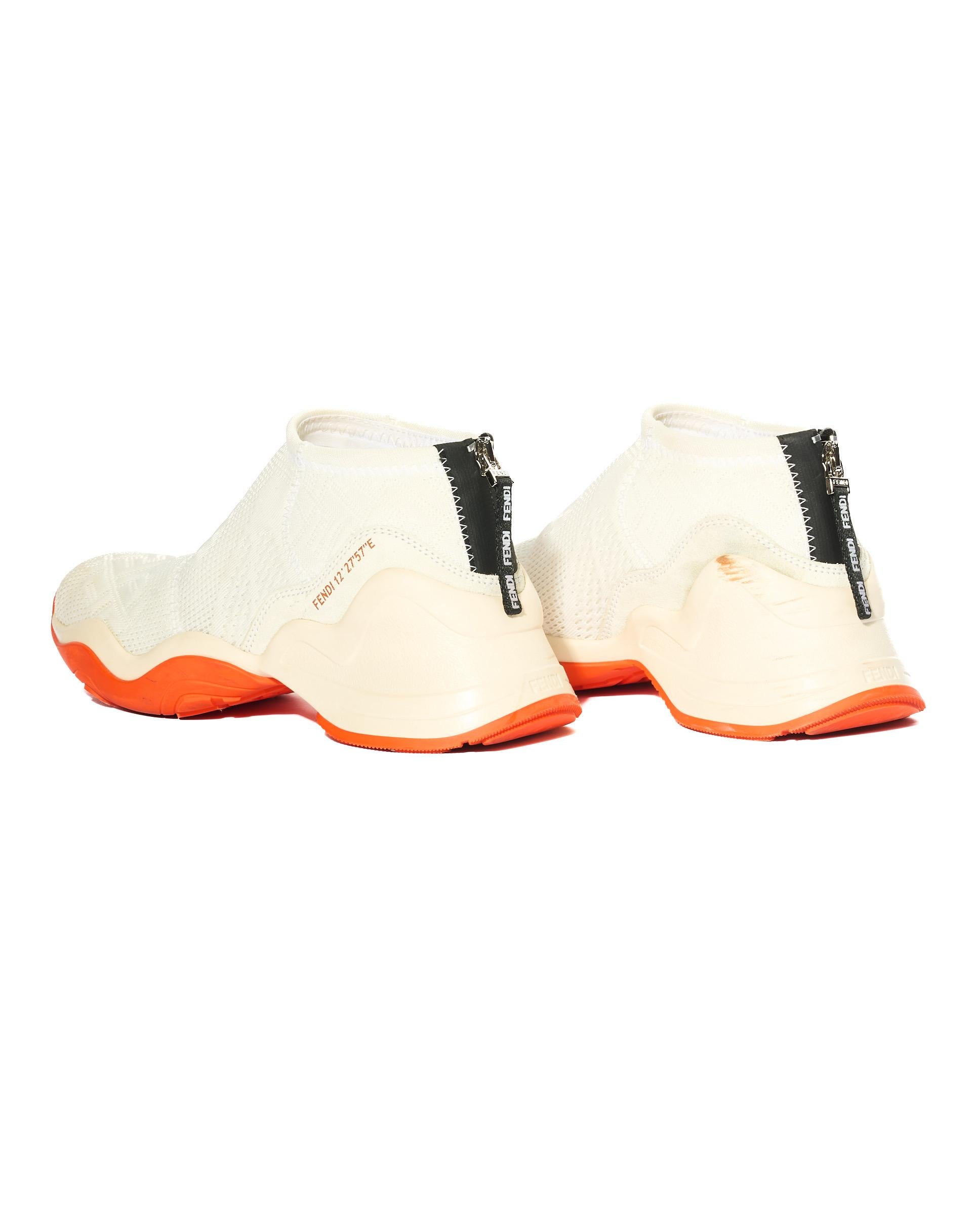 Scarpe firmate Fendi, modello FFluid Mid, realizzate in tessuto elastico bianco con suola in gomma arancione e bianco.   Nr. 37, gekennzeichnet durch eine Reißverschlussöffnung auf dem Hochsitz. Fantasia logomani FF tono su tono su sulla superficie.