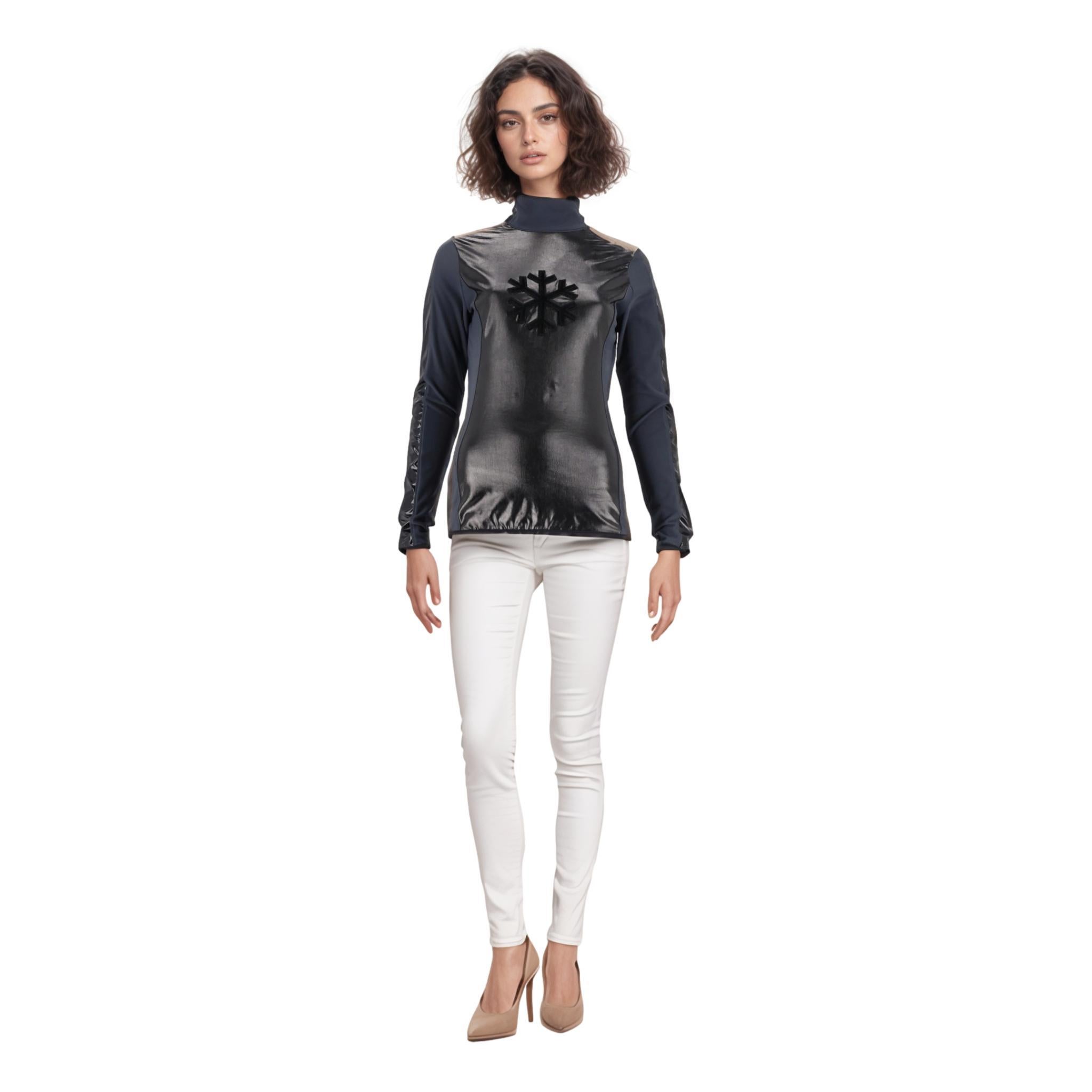 Fendi Top mit Schneeflockendetails

Marineblaues Oberteil mit schwarzer, reflektierender Vorderseite und Schneeflockenaufnäher in der Mitte.

Glänzende Streifen an den Ärmeln, Rundhalsausschnitt und taillierte Silhouette.

Preis ca. £1,050

Größe -