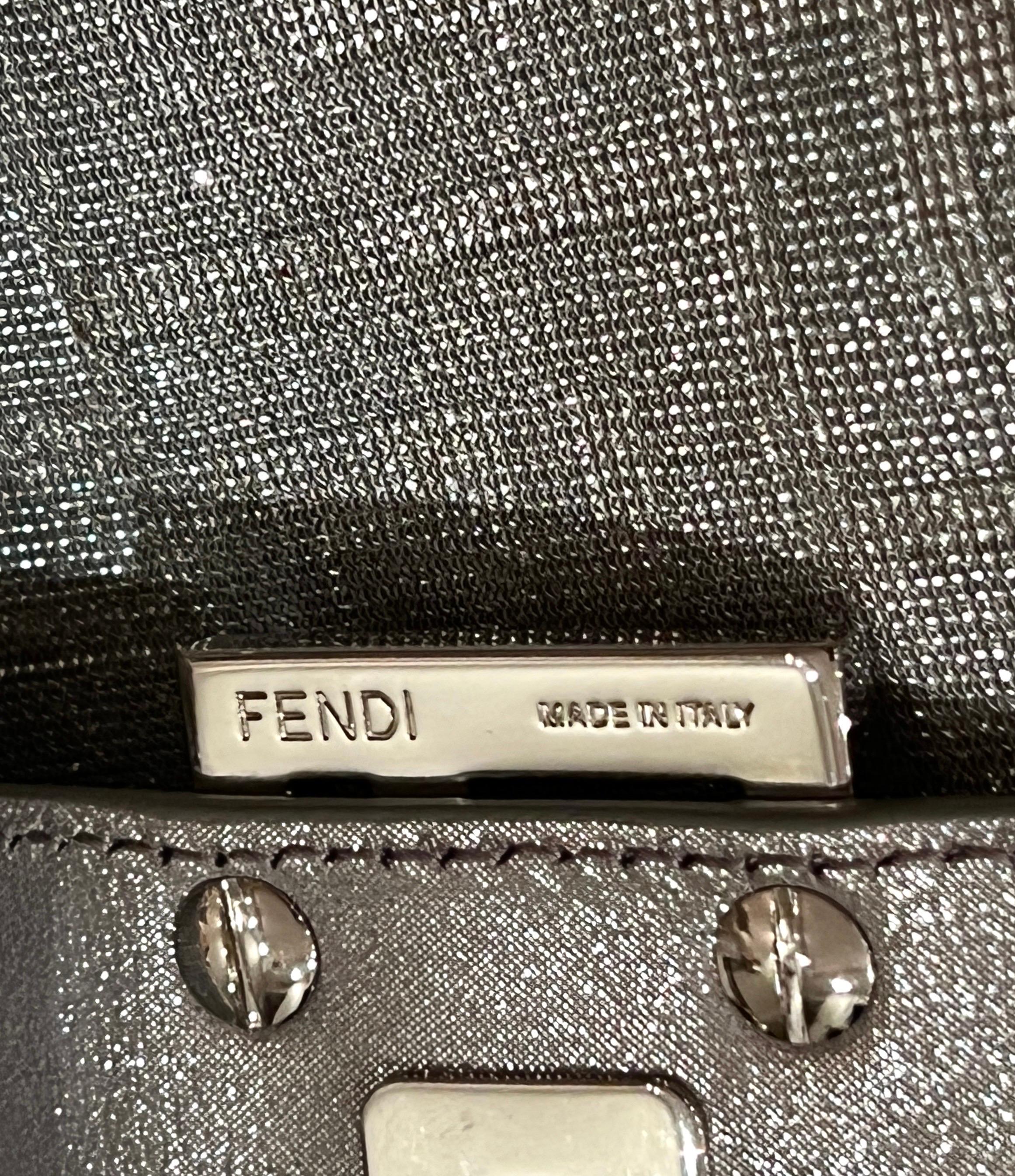 FENDI - Sac à main baguette argenté métallisé FF Zucca avec logo  en vente 6