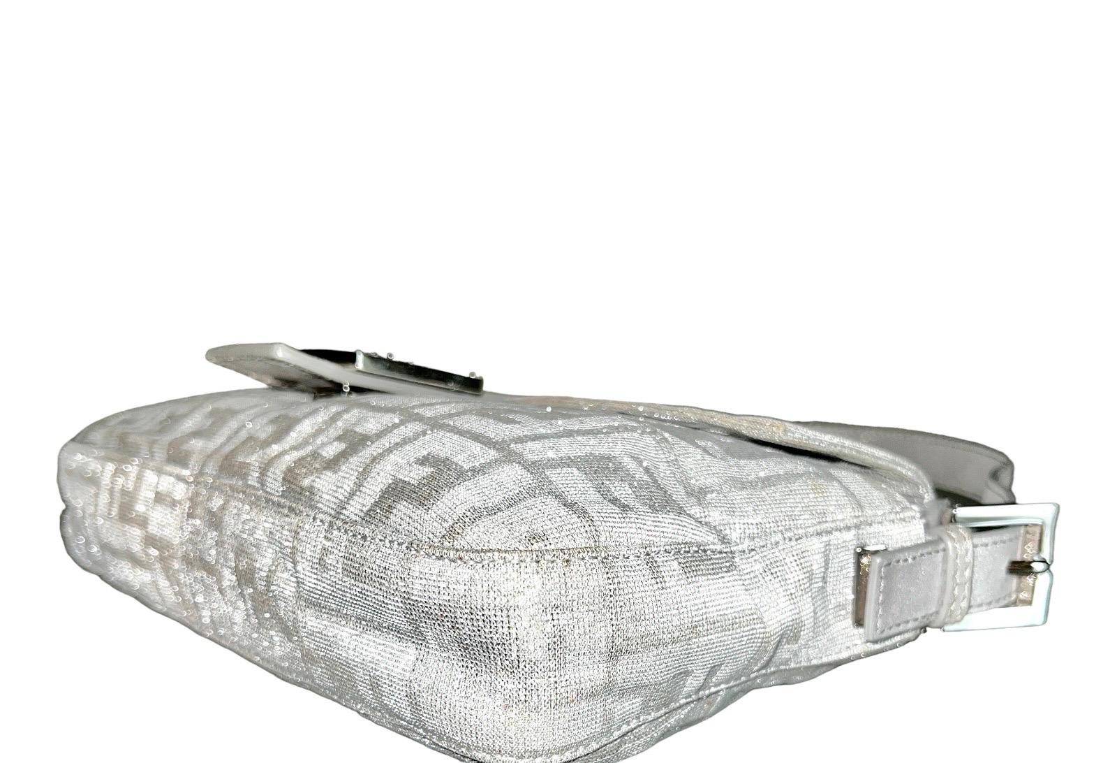 FENDI Baguette-Handtasche aus funkelndem Silber mit Metallic FF Zucca Logo  im Zustand „Gut“ im Angebot in Switzerland, CH