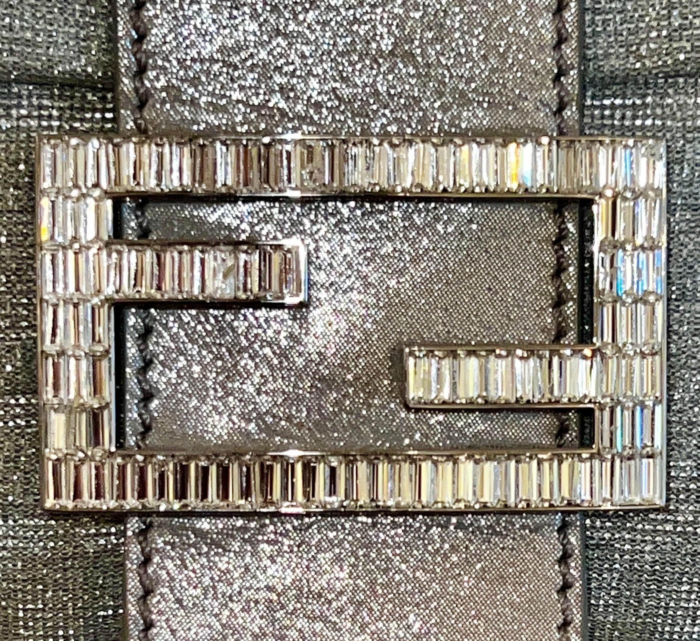 FENDI Baguette-Handtasche aus funkelndem Silber mit Metallic FF Zucca Logo  im Angebot 3