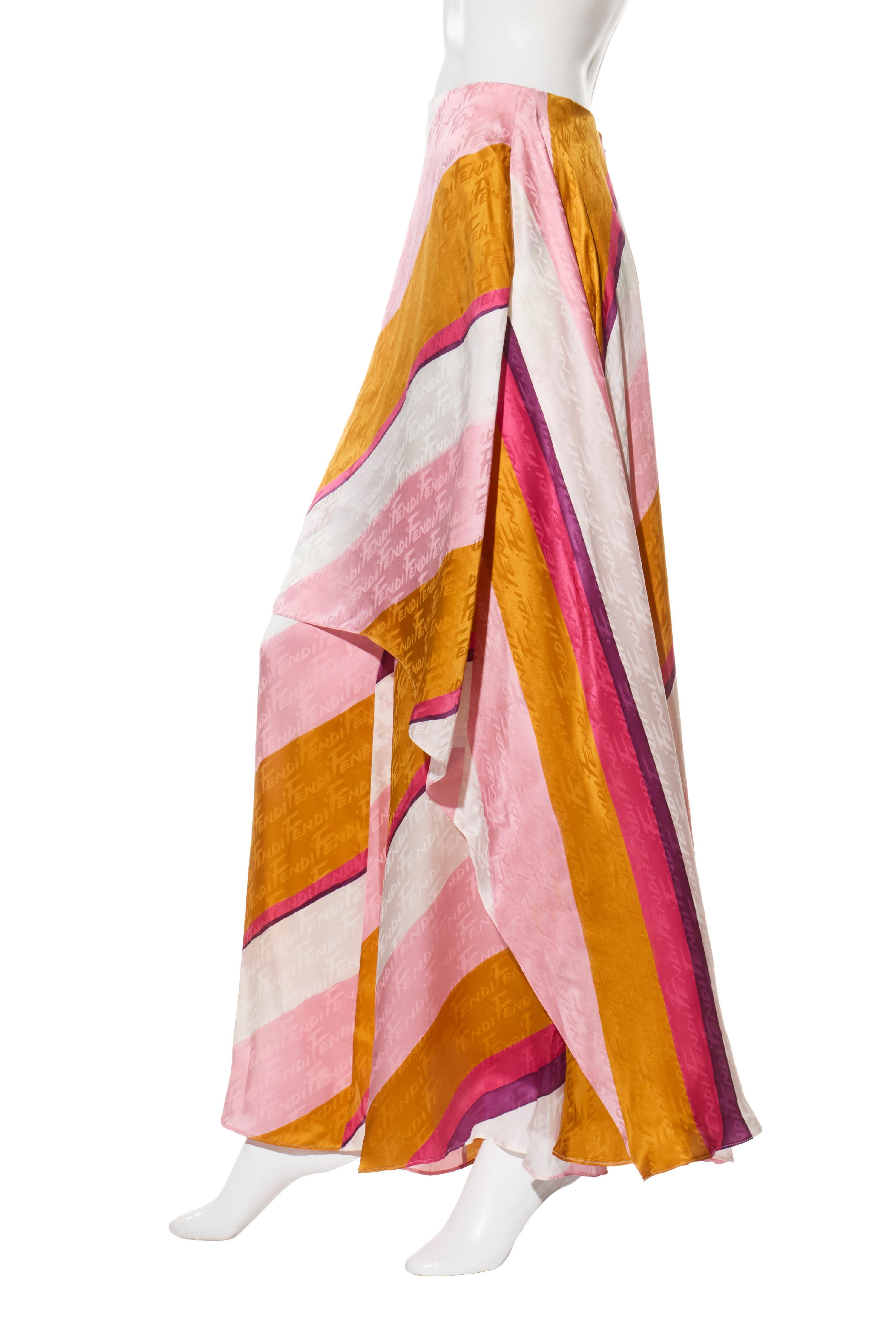 Fendi Primavera 2022 Set in seta con logo jacquard a righe (top e pantaloni), IT 40 in vendita 6