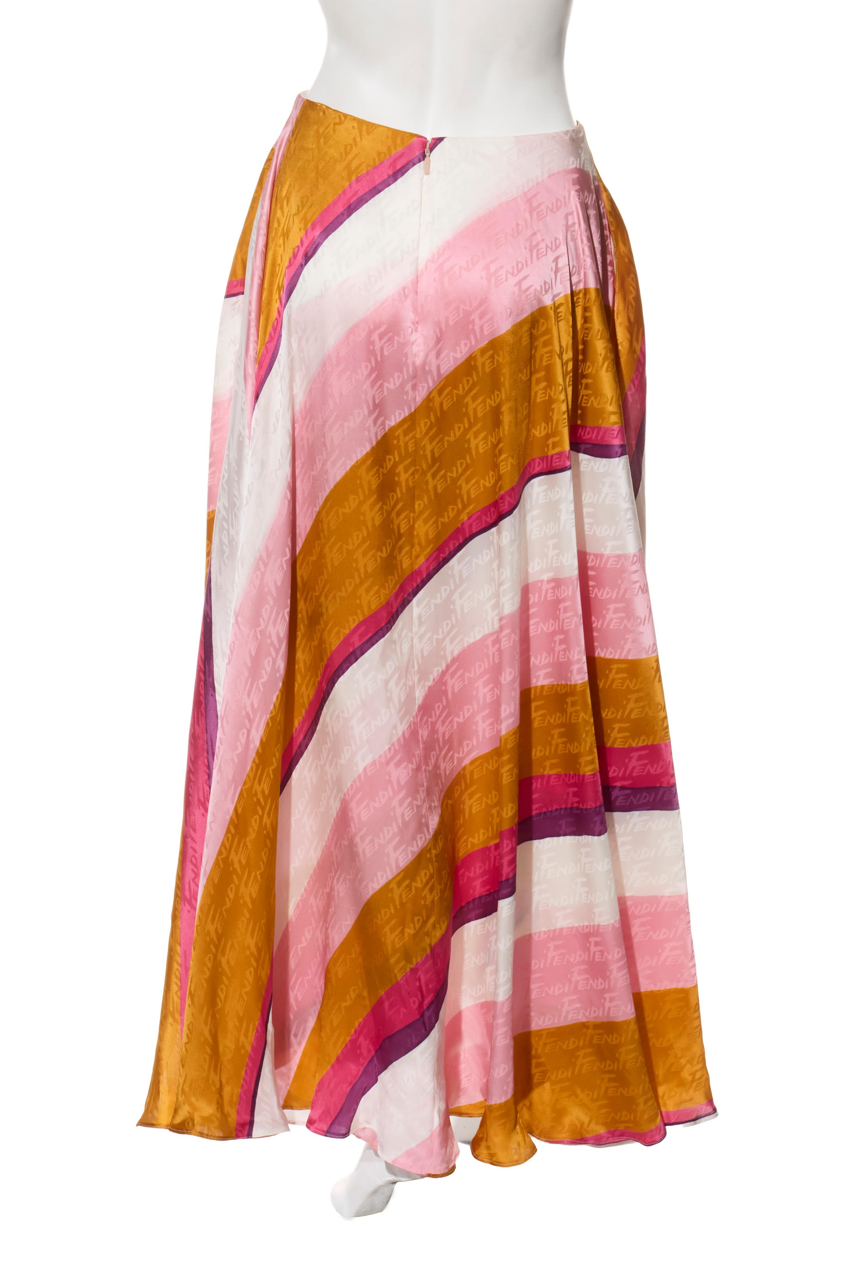 Fendi Primavera 2022 Set in seta con logo jacquard a righe (top e pantaloni), IT 40 in vendita 7