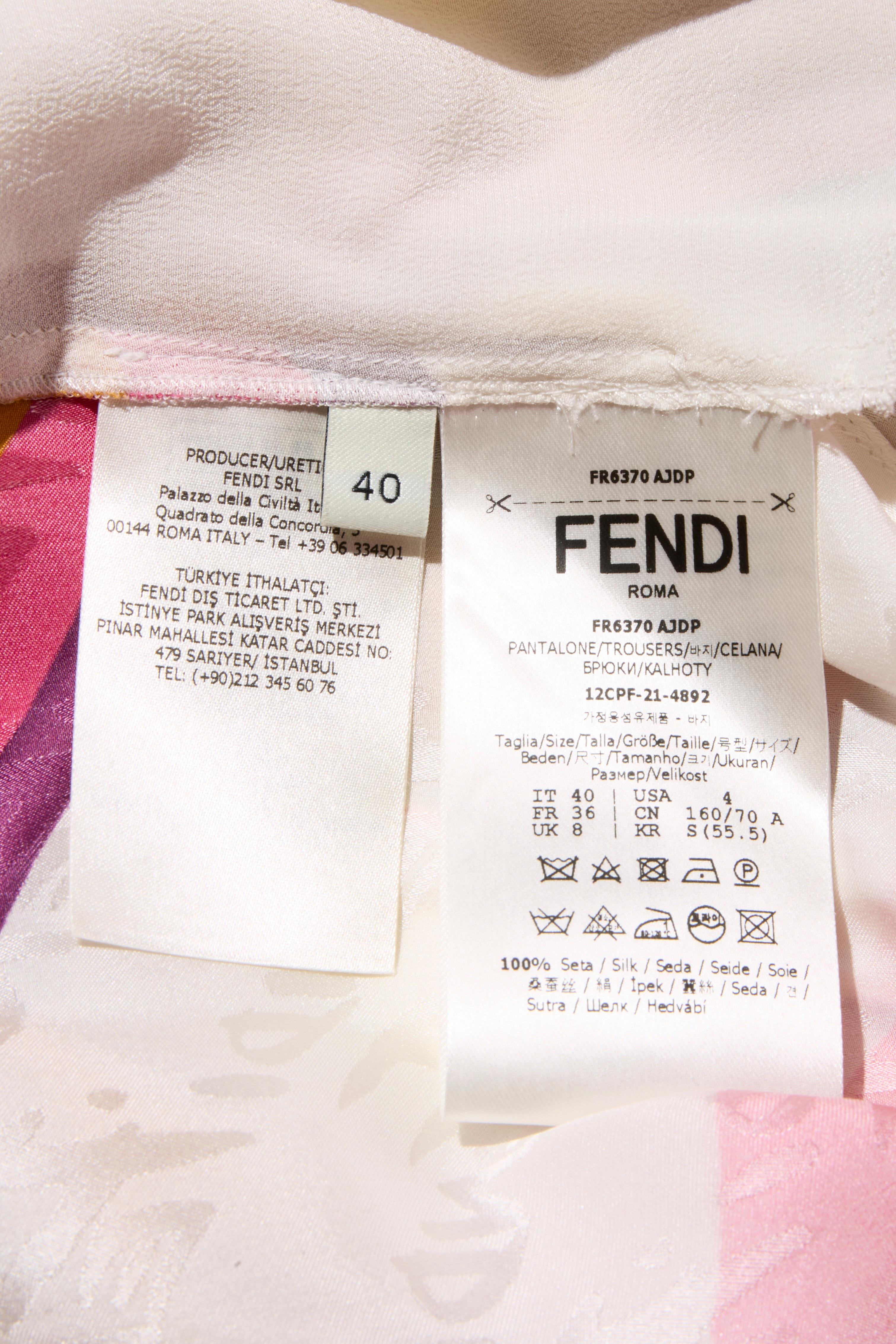 Fendi Primavera 2022 Set in seta con logo jacquard a righe (top e pantaloni), IT 40 in vendita 12