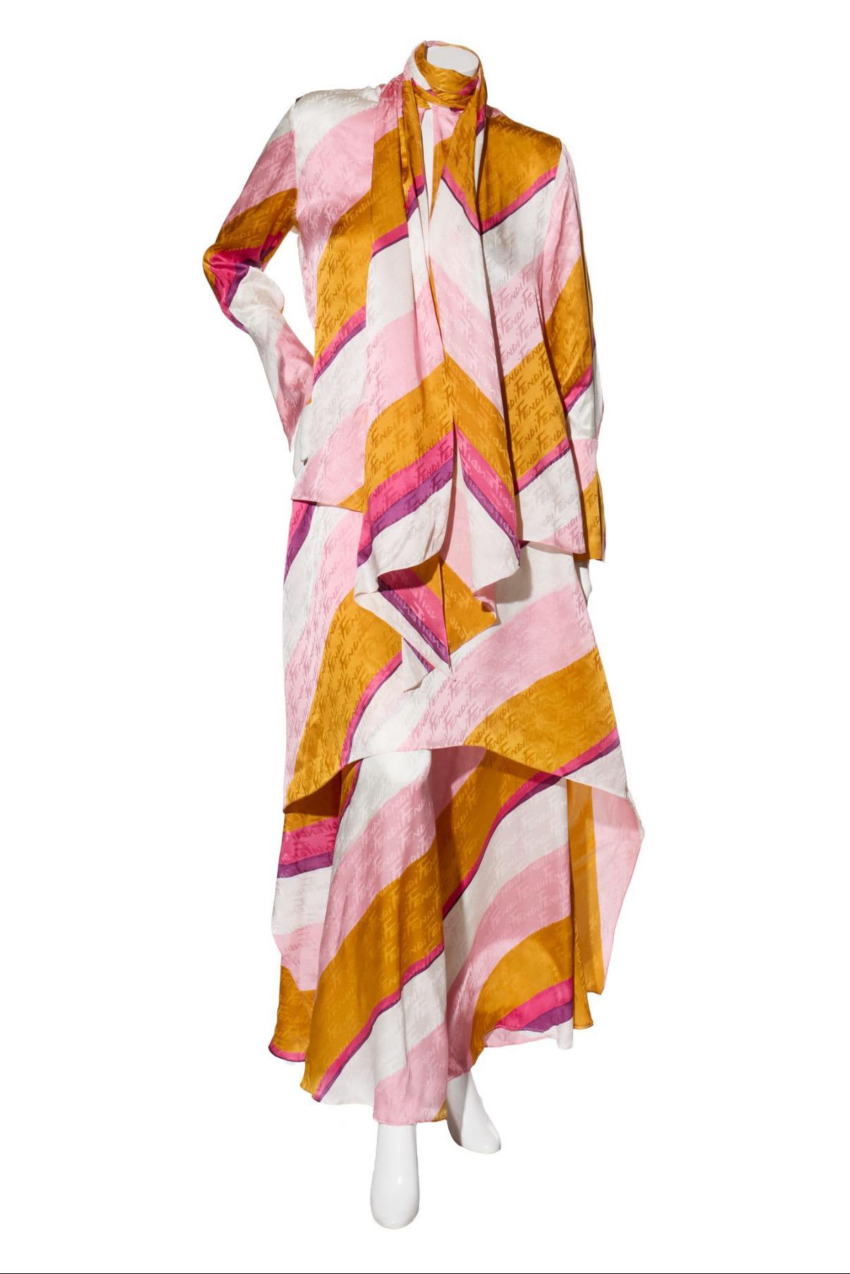 Fendi Primavera 2022 Set in seta con logo jacquard a righe (top e pantaloni), IT 40

Dalla passerella di Fendi per la primavera/estate 2022, look 48, questo sorprendente set di due pezzi è una masterclass di moderna eleganza italiana. Realizzato in