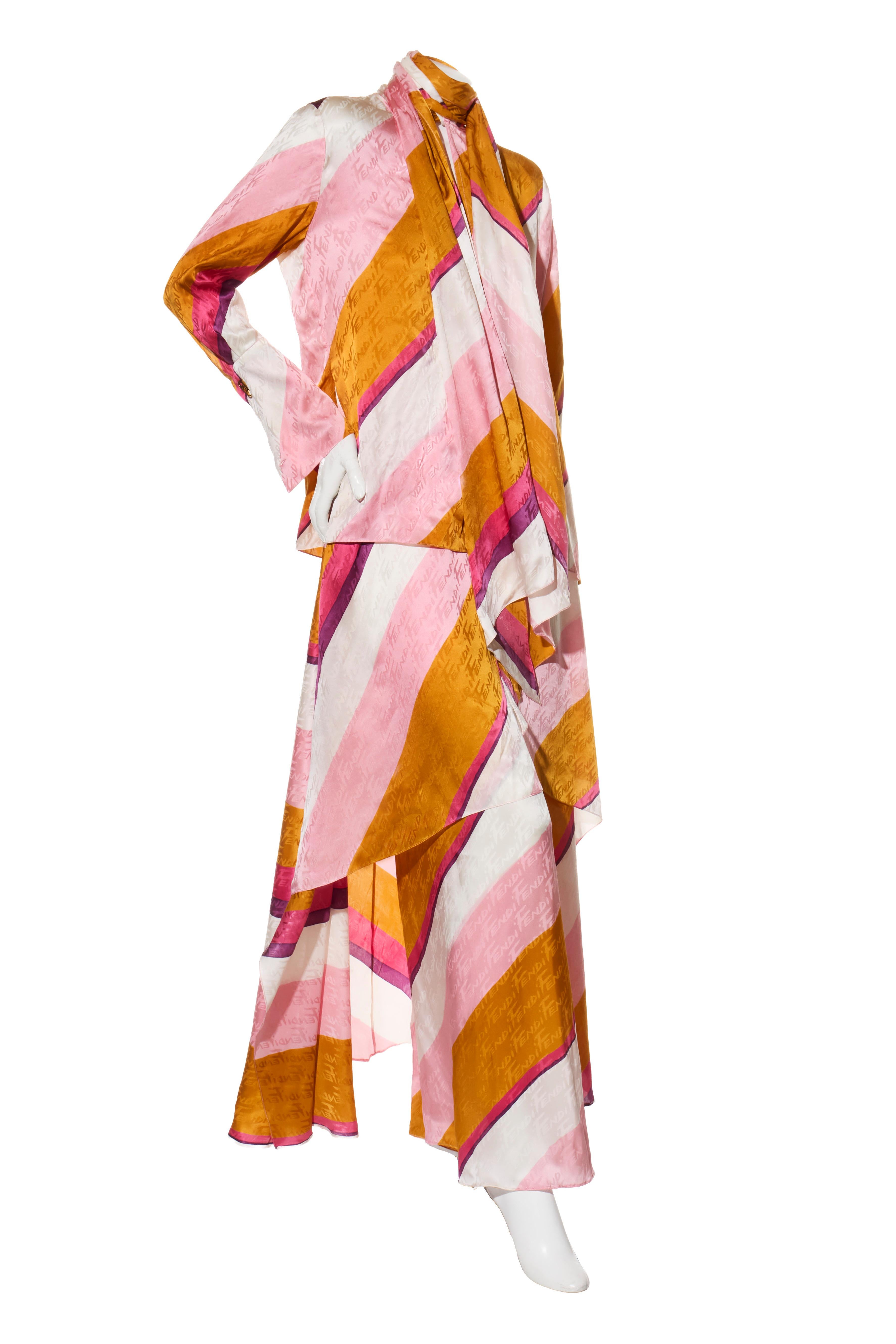 Beige Fendi Primavera 2022 Set in seta con logo jacquard a righe (top e pantaloni), IT 40 in vendita