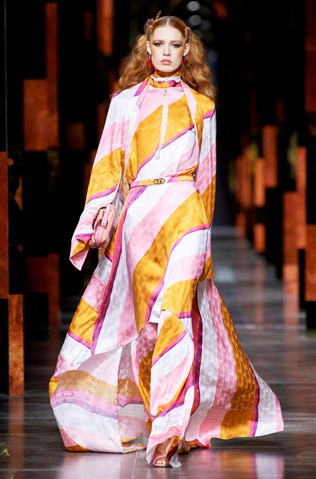 Fendi Primavera 2022 Set in seta con logo jacquard a righe (top e pantaloni), IT 40 in vendita 1