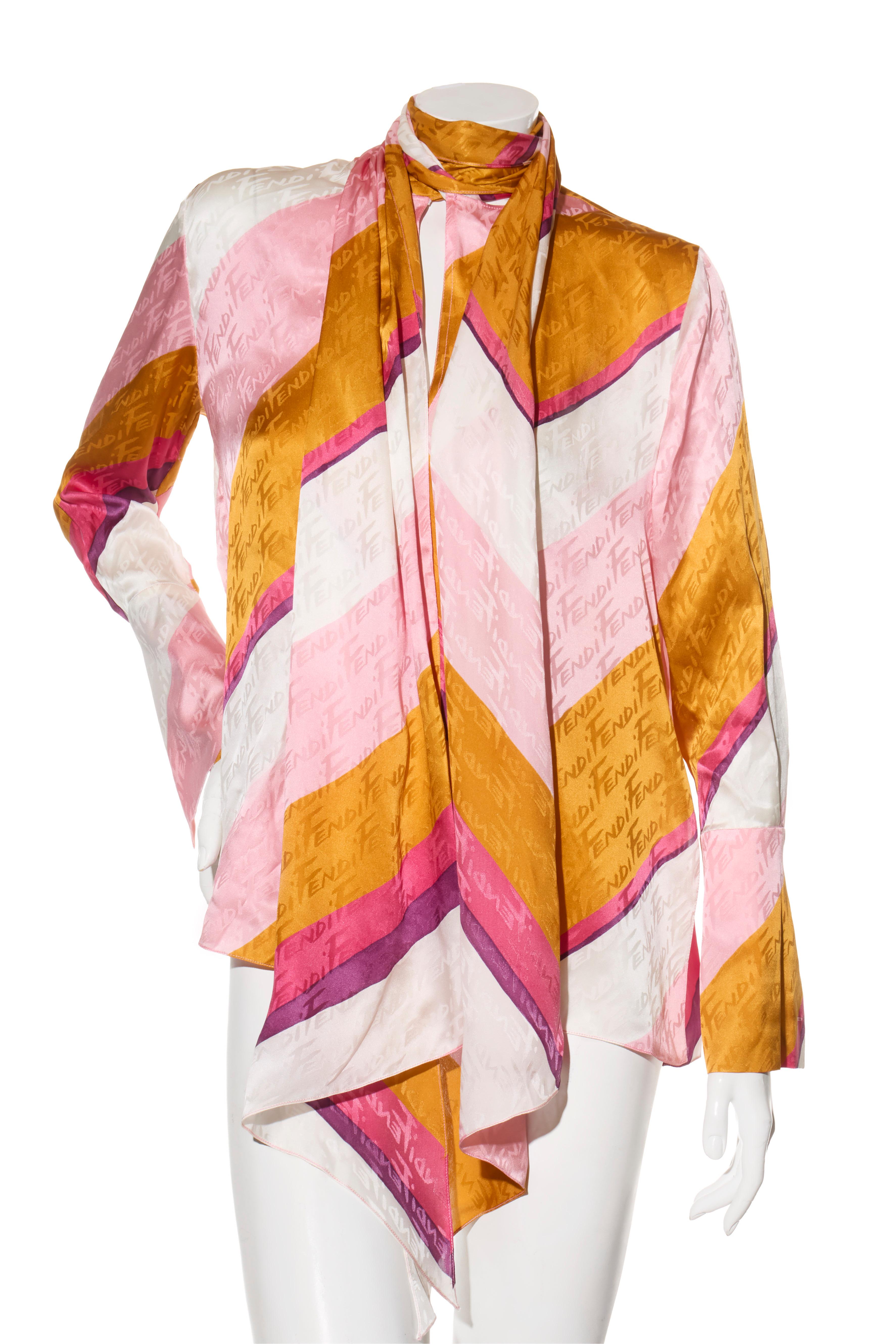 Fendi Primavera 2022 Set in seta con logo jacquard a righe (top e pantaloni), IT 40 in vendita 3
